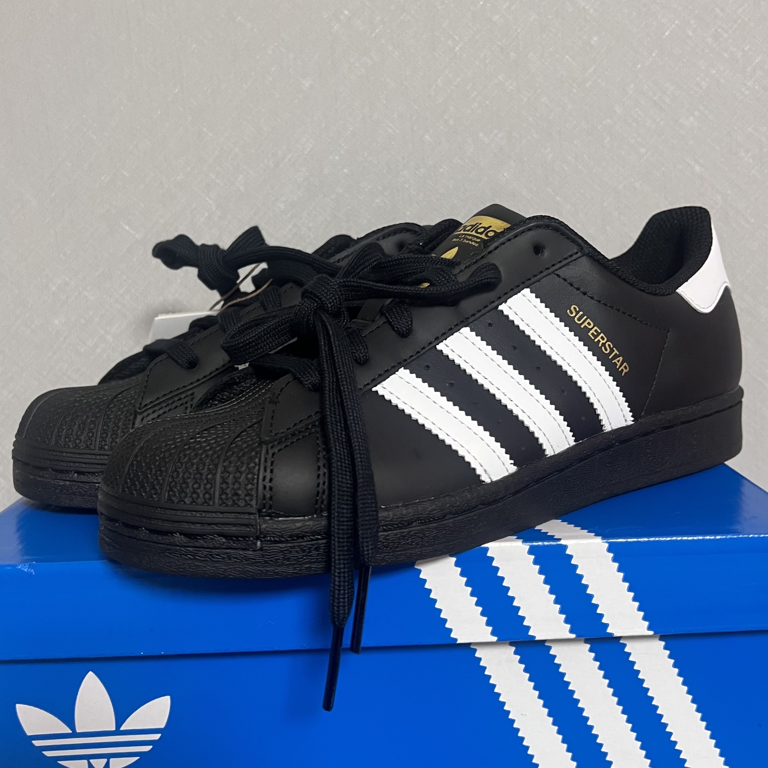 Adidas Superstar Core Black White 착용 스타일 - 1