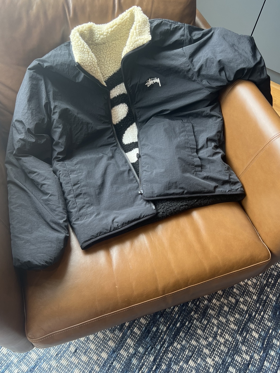 Stussy 8 Ball Sherpa Jacket Natural, Nike x Jacquemus Air Humara LX Ale Brown and Gold 착용 스타일 - 5