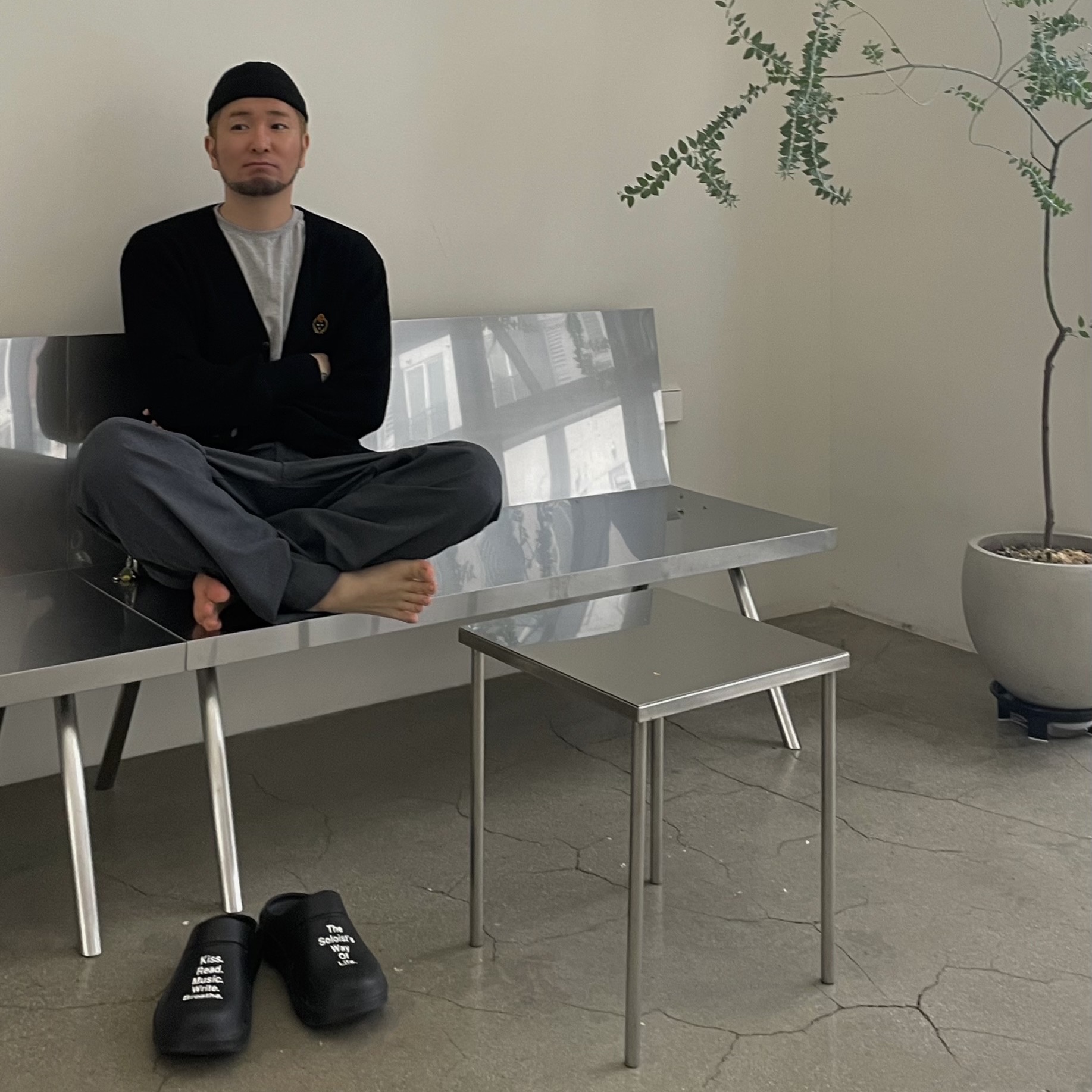 Oofos x Takahiromiyashita The Soloist The Soloist's Way Of Life Clog Black White 착용 스타일 - 2
