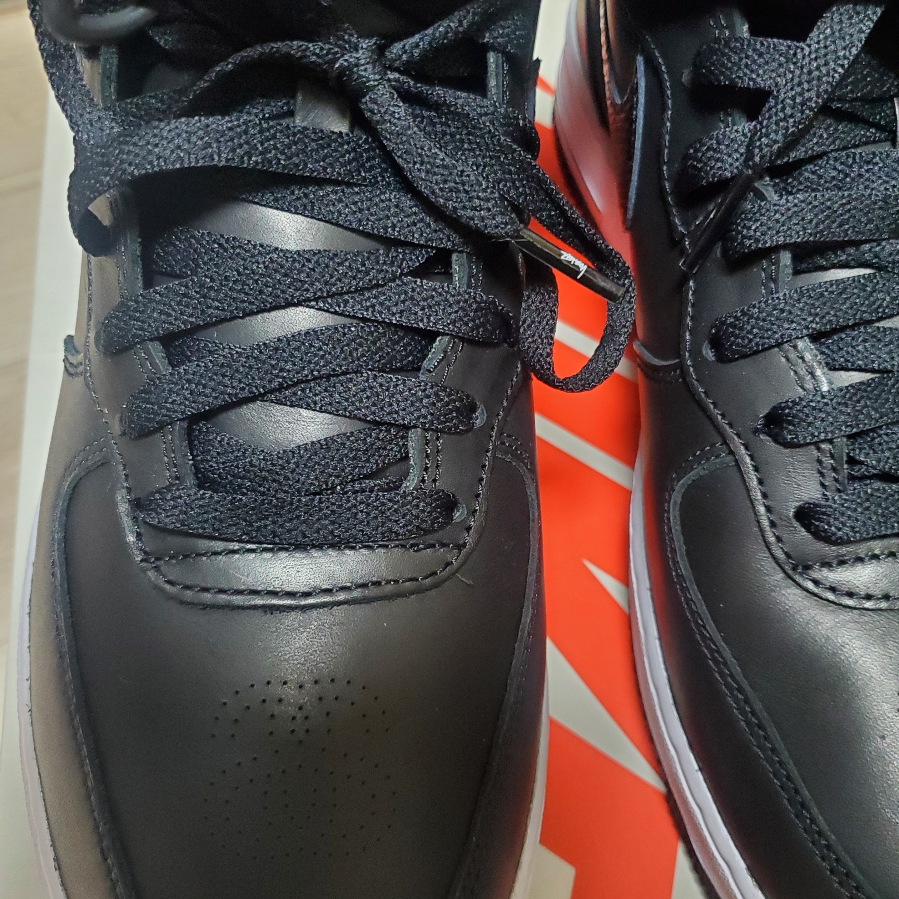Nike x Stussy Air Force 1 '07 Mid SP Black 착용 스타일 - 3