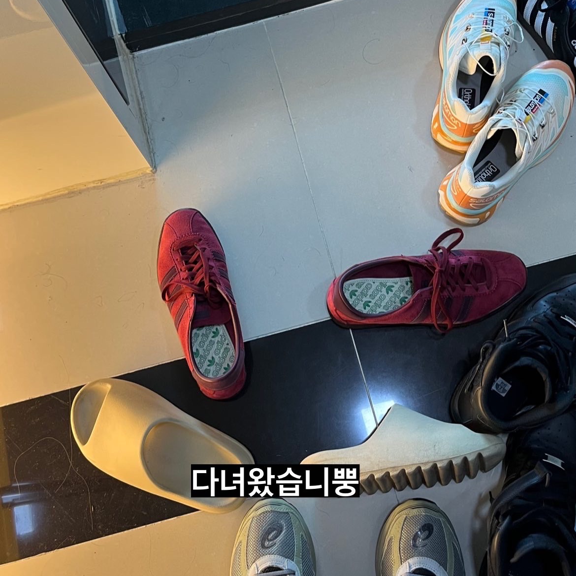 Adidas Yeezy Slide Bone 2022/2023, Asics Jog 100 S Sheet Rock - 2E Wide 착용 스타일
