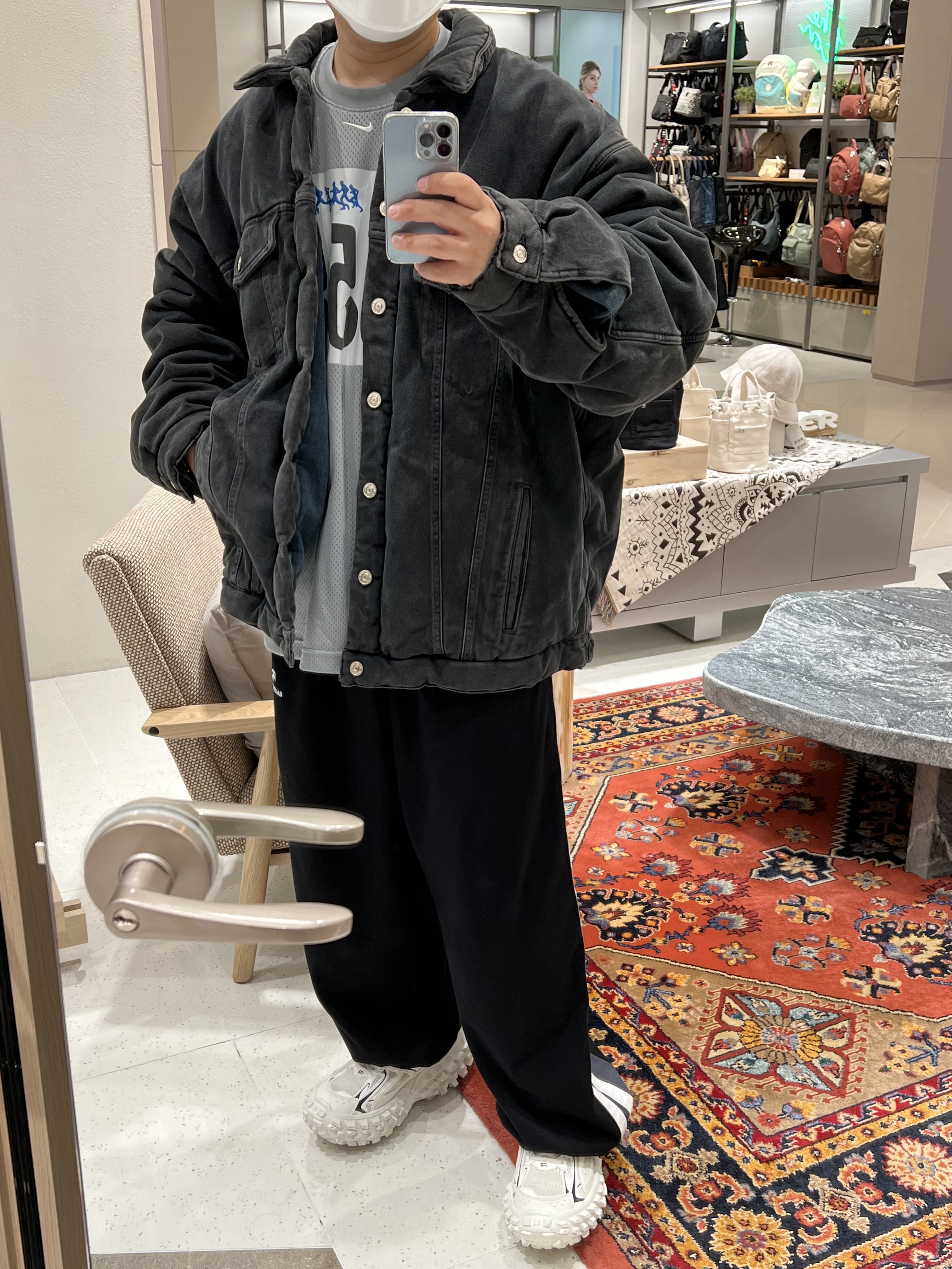 Balenciaga Padded Japanese Denim Jacket Black, Balenciaga Sporty B Track Pants Black 착용 스타일 - 1