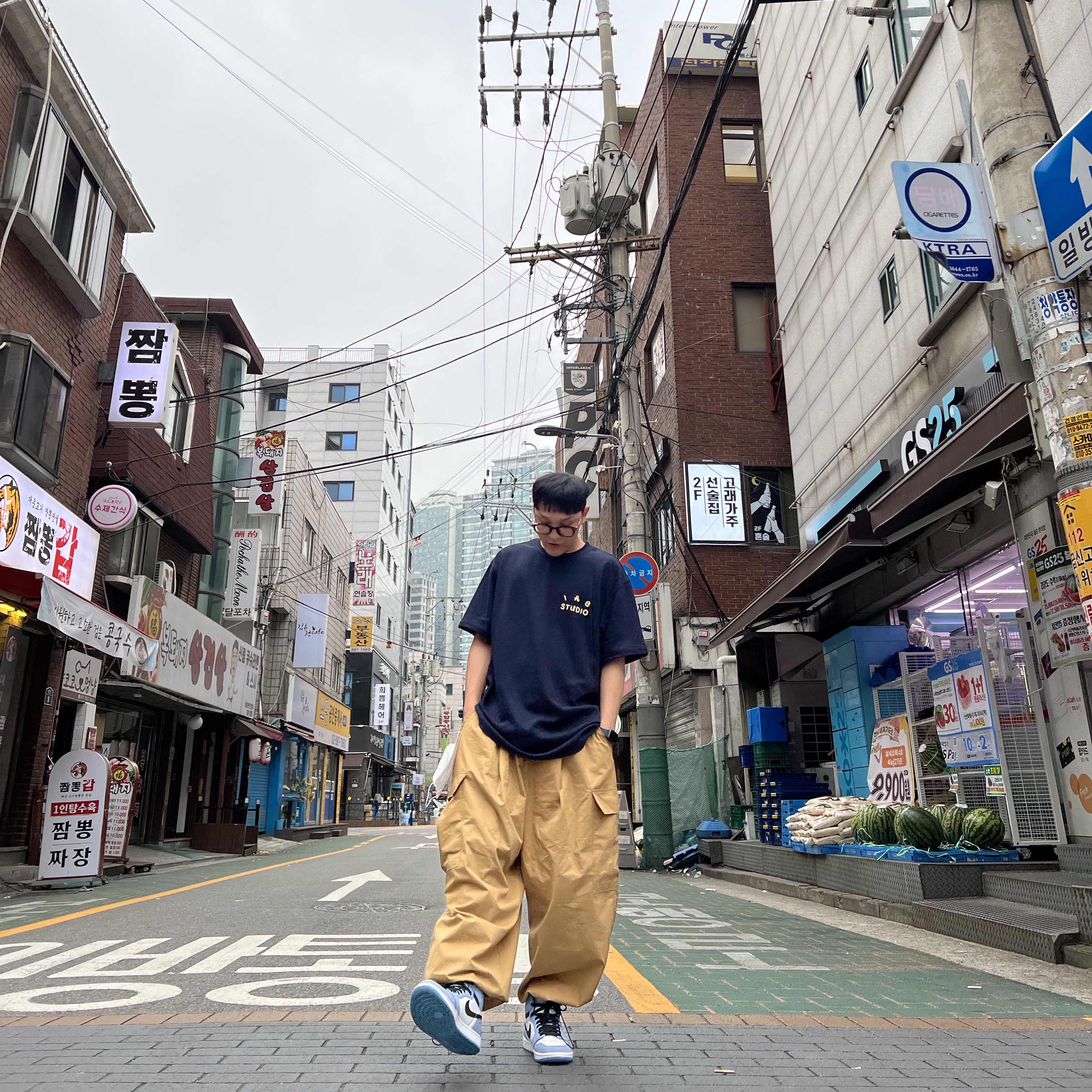 IAB Studio x Ottogi Mayonnaise 50th Anniversary T-Shirt Navy, Jordan 1 Retro High OG University Blue 착용 스타일