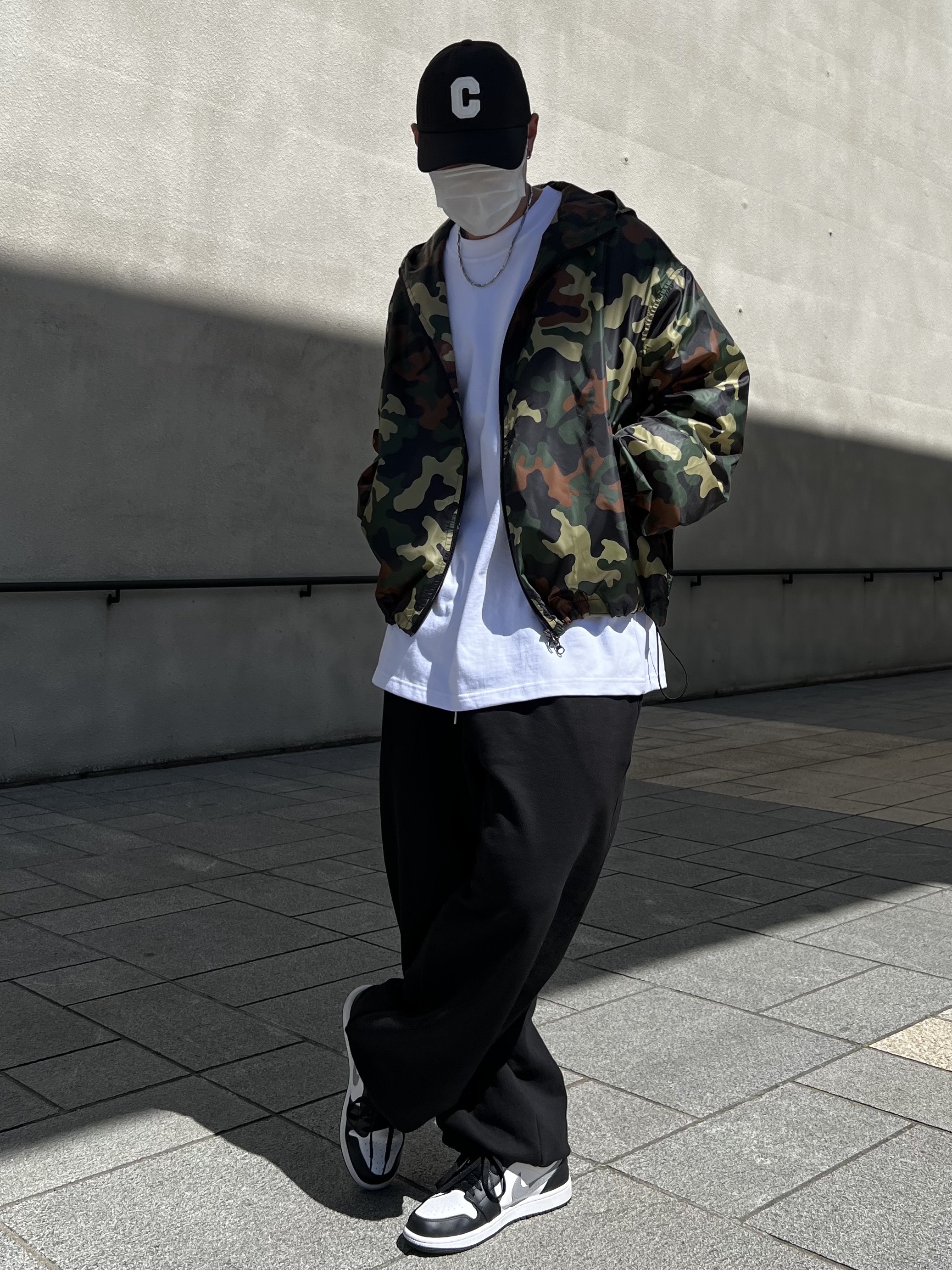 Jordan 1 Low Black Particle Grey 착용 스타일 - 3