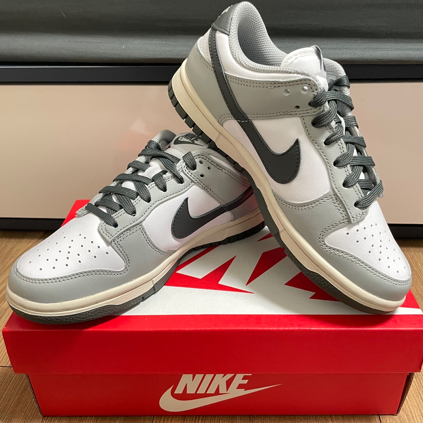 (W) Nike Dunk Low Light Smoke Grey 착용 스타일 - 1