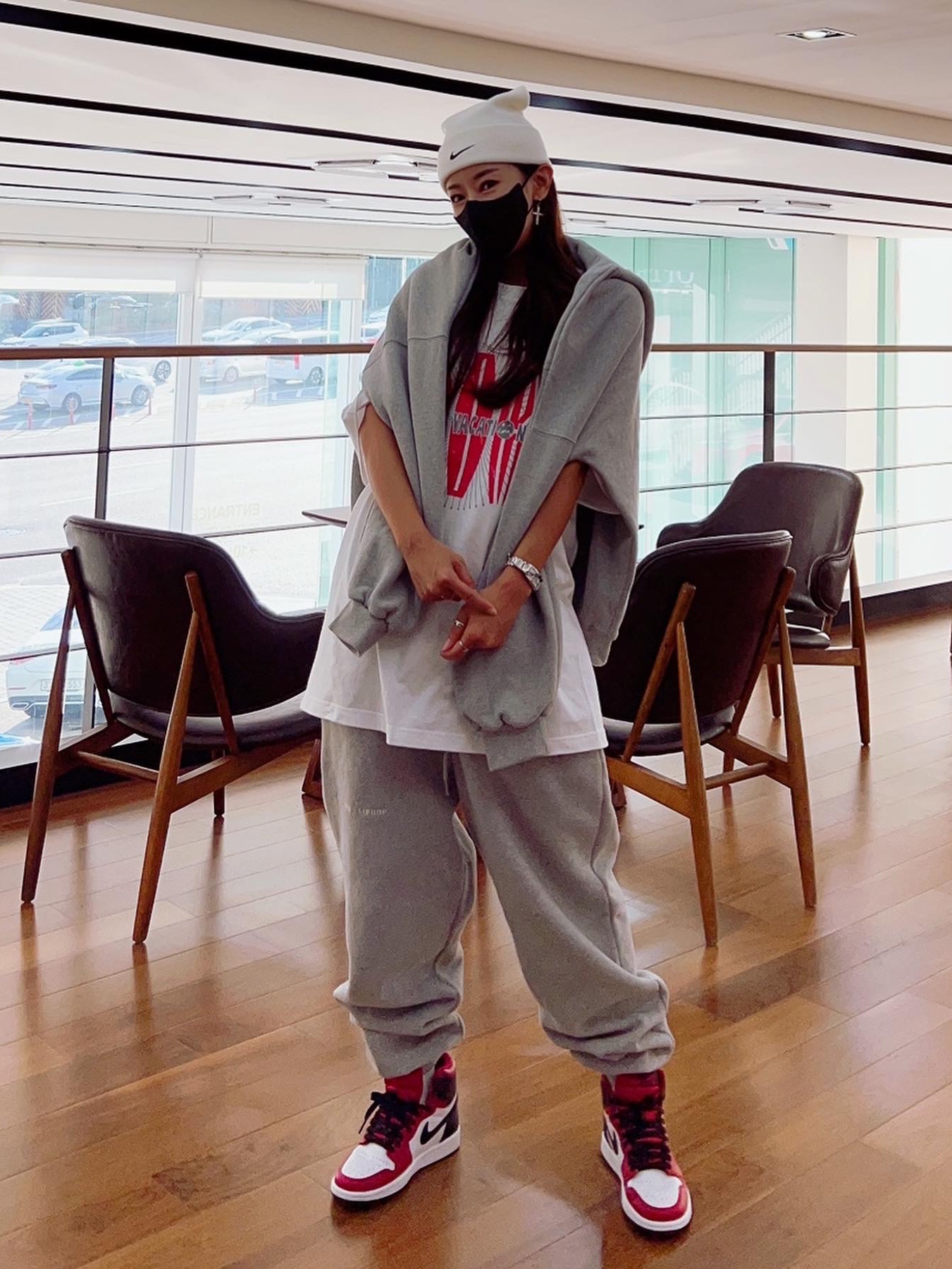 (W) Jordan 1 Retro High Satin Red, Nike x Stussy NRG Cuffed Beanie Summit White 착용 스타일 - 1
