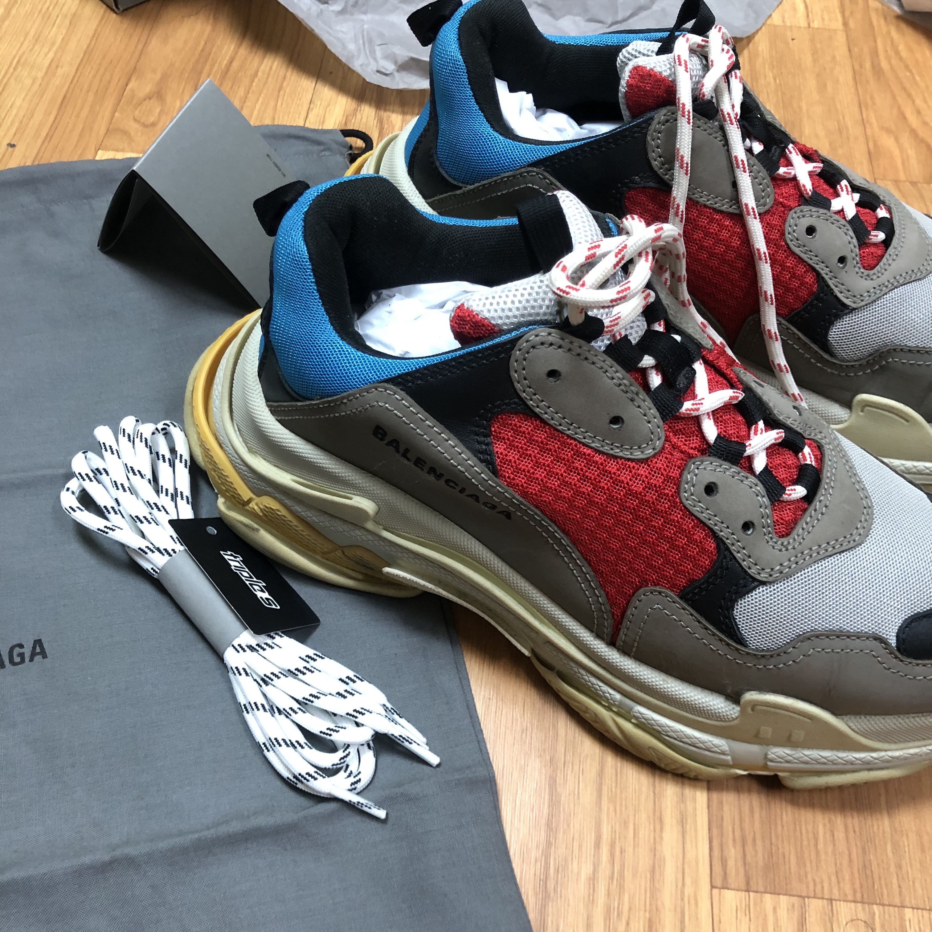 Balenciaga Triple S Grey Red Blue 2018 Reissue 착용 스타일