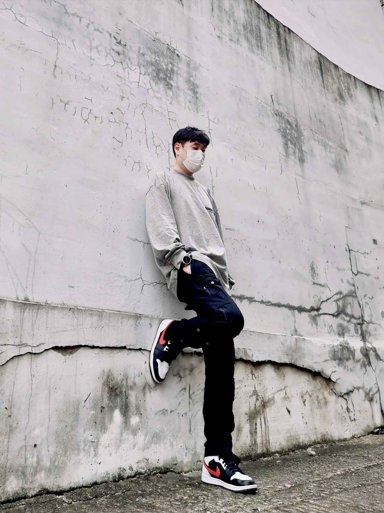 Essentials The Core Collection Long Sleeve T-Shirt Dark Oatmeal, Jordan 1 Mid Black Chile Red 착용 스타일