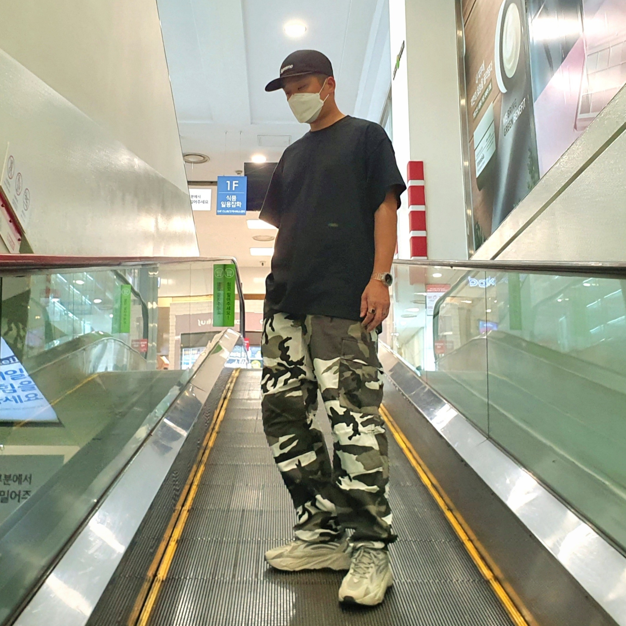 Adidas Yeezy Boost 700 V2 Static 2018, Supreme Military Camp Cap Black - 20SS 착용 스타일