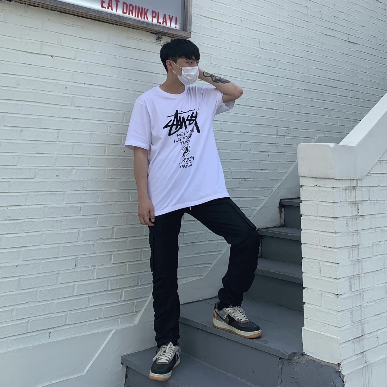 Nike x Travis Scott Air Force 1 Low Cactus Jack, Stussy World Tour T-Shirt White 착용 스타일