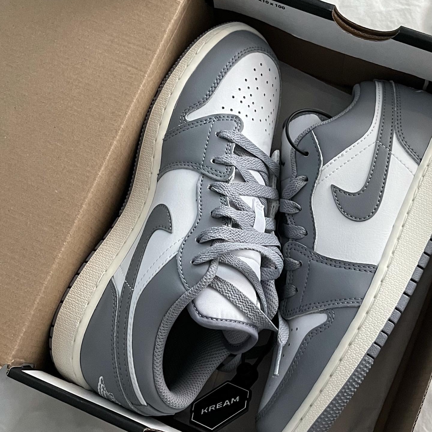 (GS) Jordan 1 Low Stealth and White 착용 스타일 - 1