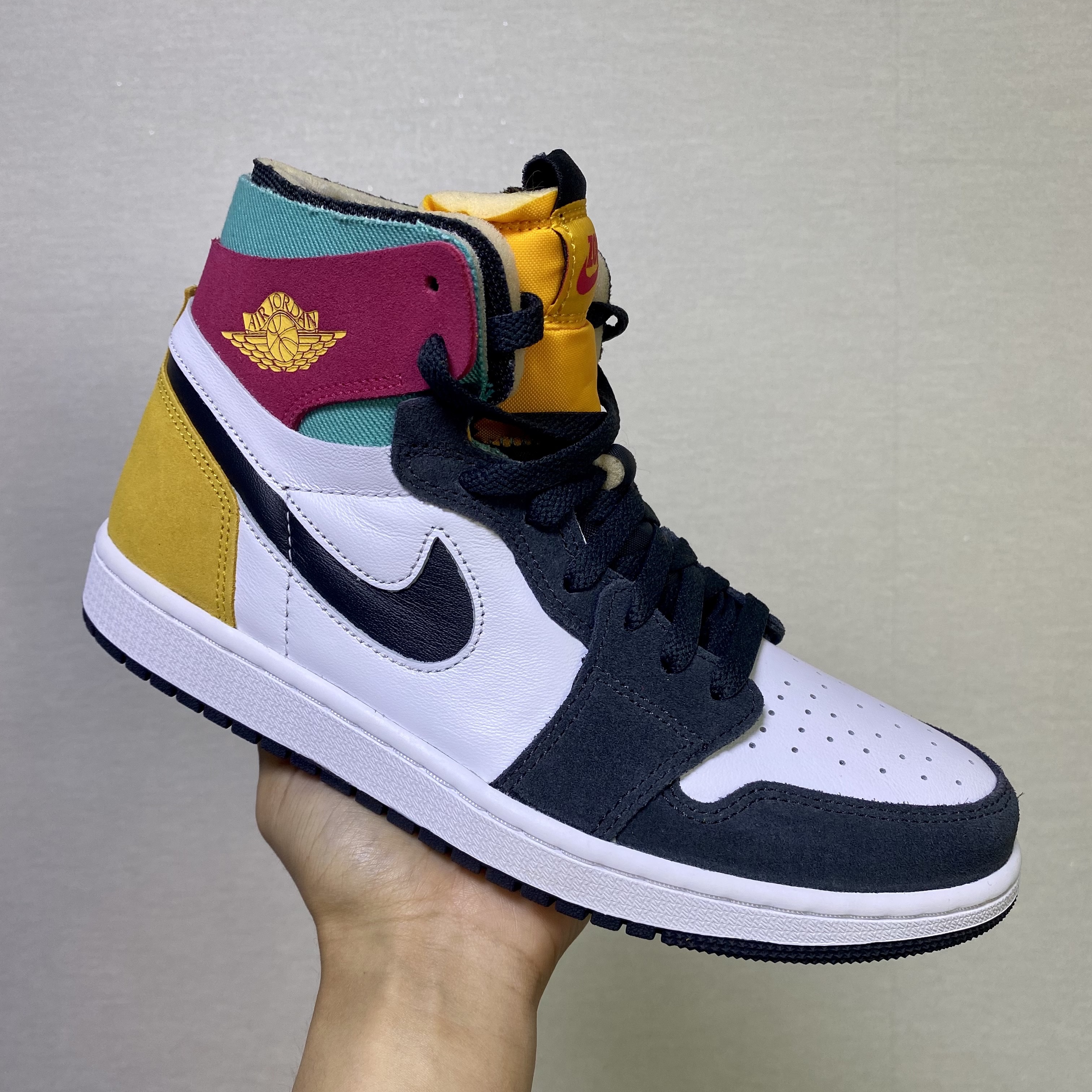 Jordan 1 Zoom Air CMFT Anthracite Pink Gold 착용 스타일 - 1
