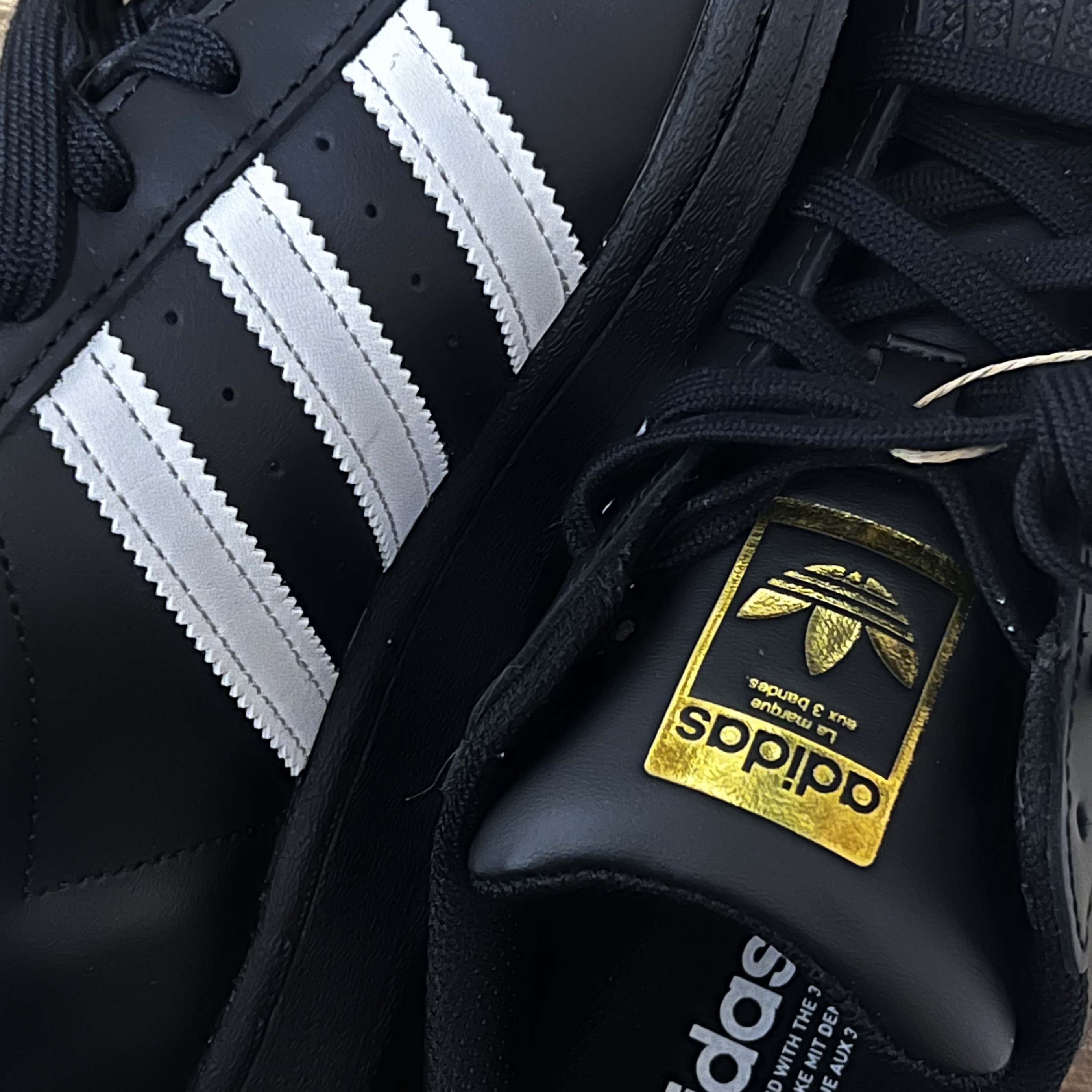 Adidas Superstar Core Black White 착용 스타일 - 2