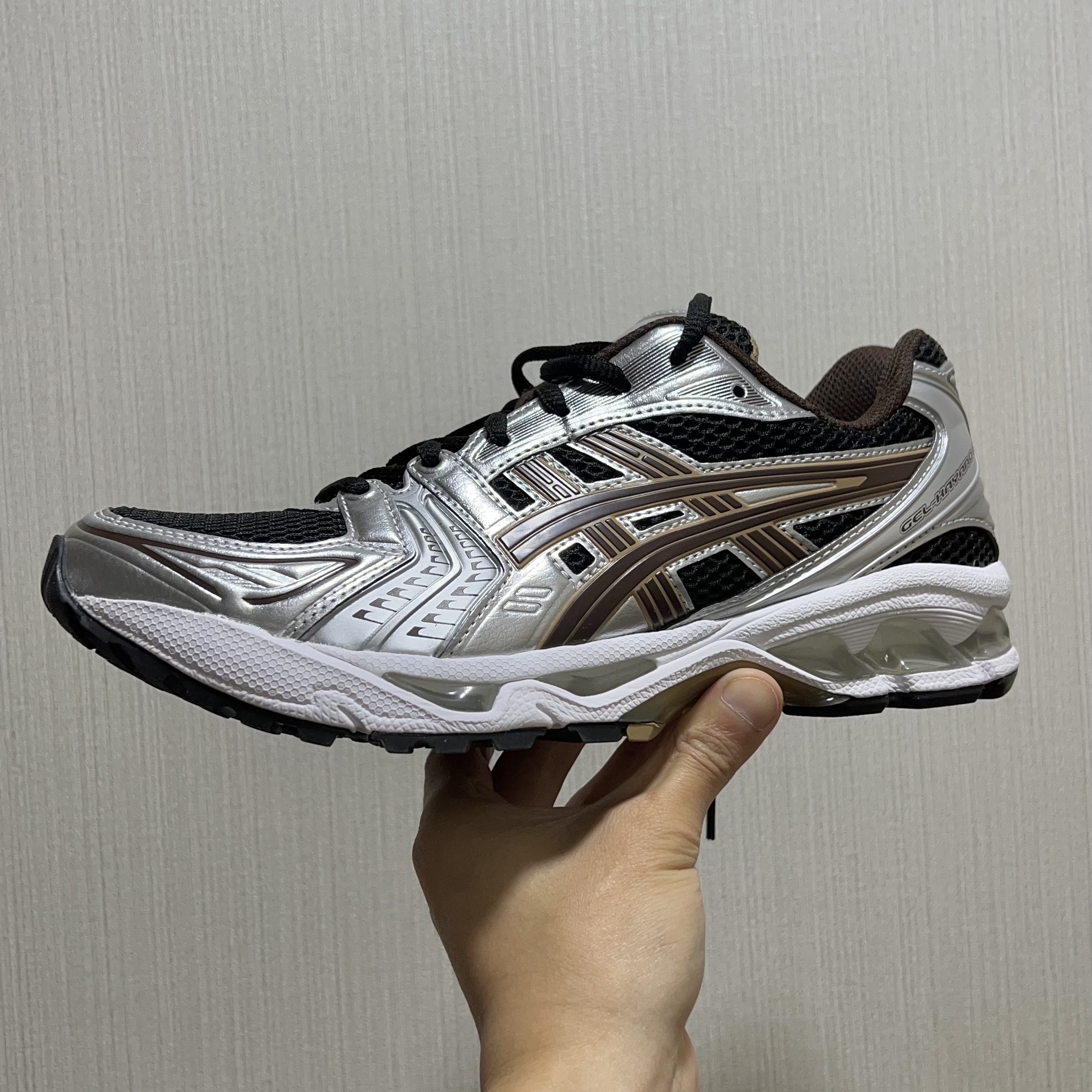 Asics Gel-Kayano 14 Black Coffee 착용 스타일
