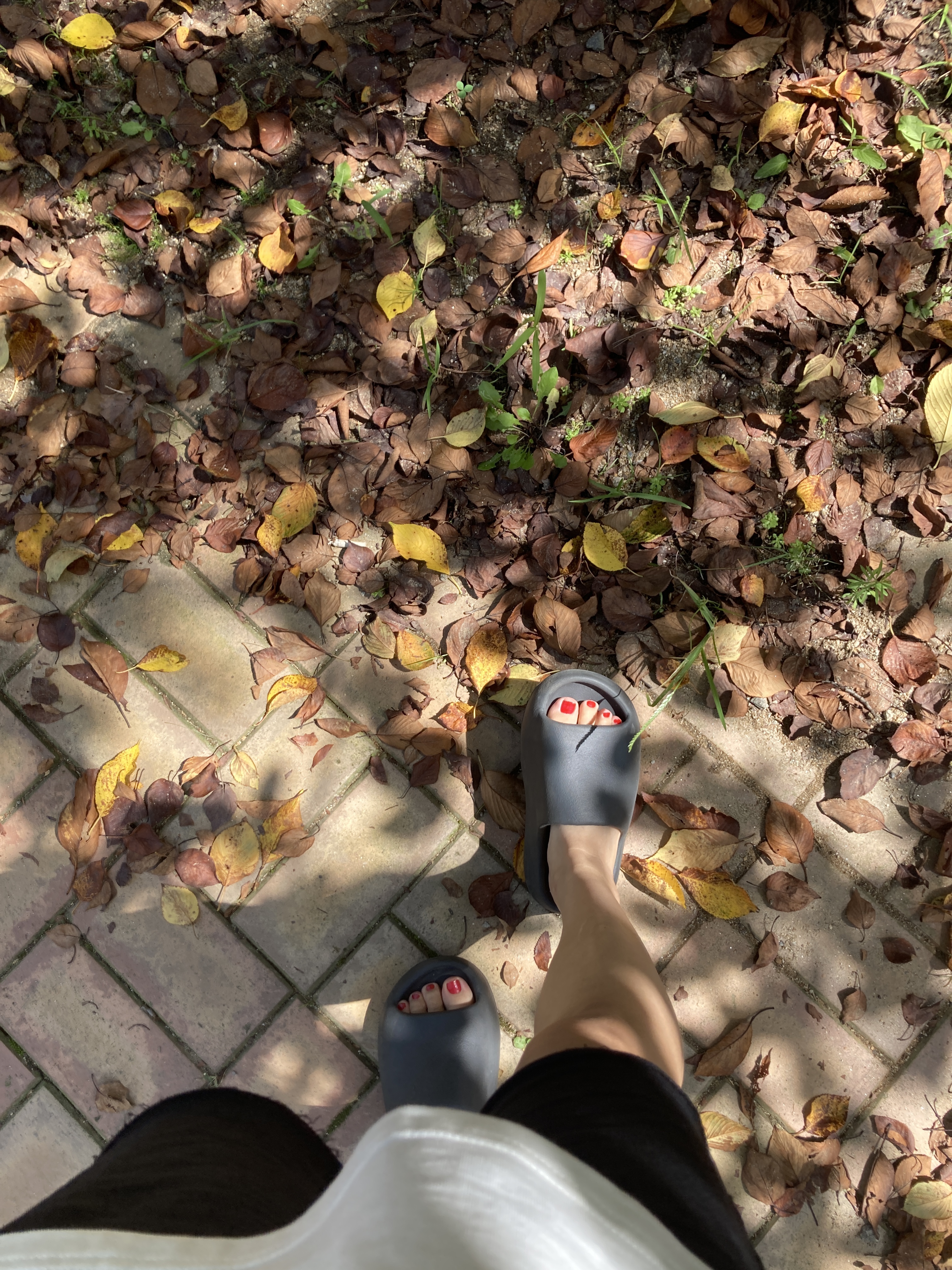 Adidas Yeezy Slide Onyx 착용 스타일