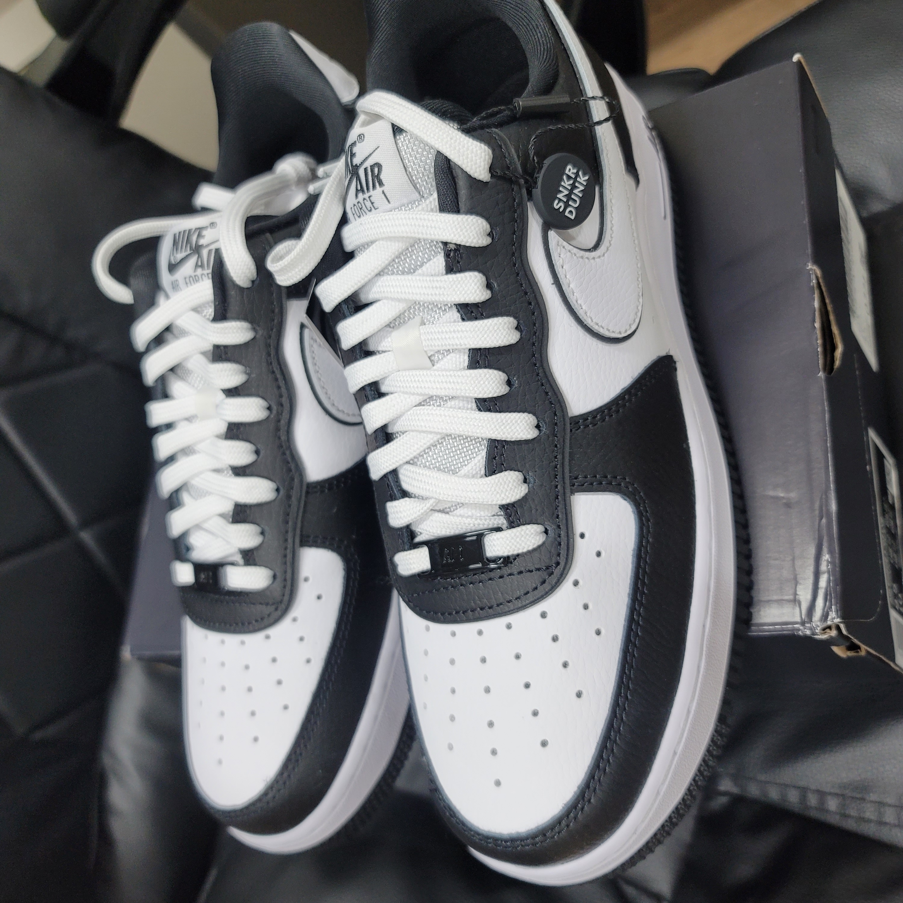 Nike Air Force 1 '07 LV8 White Black 착용 스타일 - 5