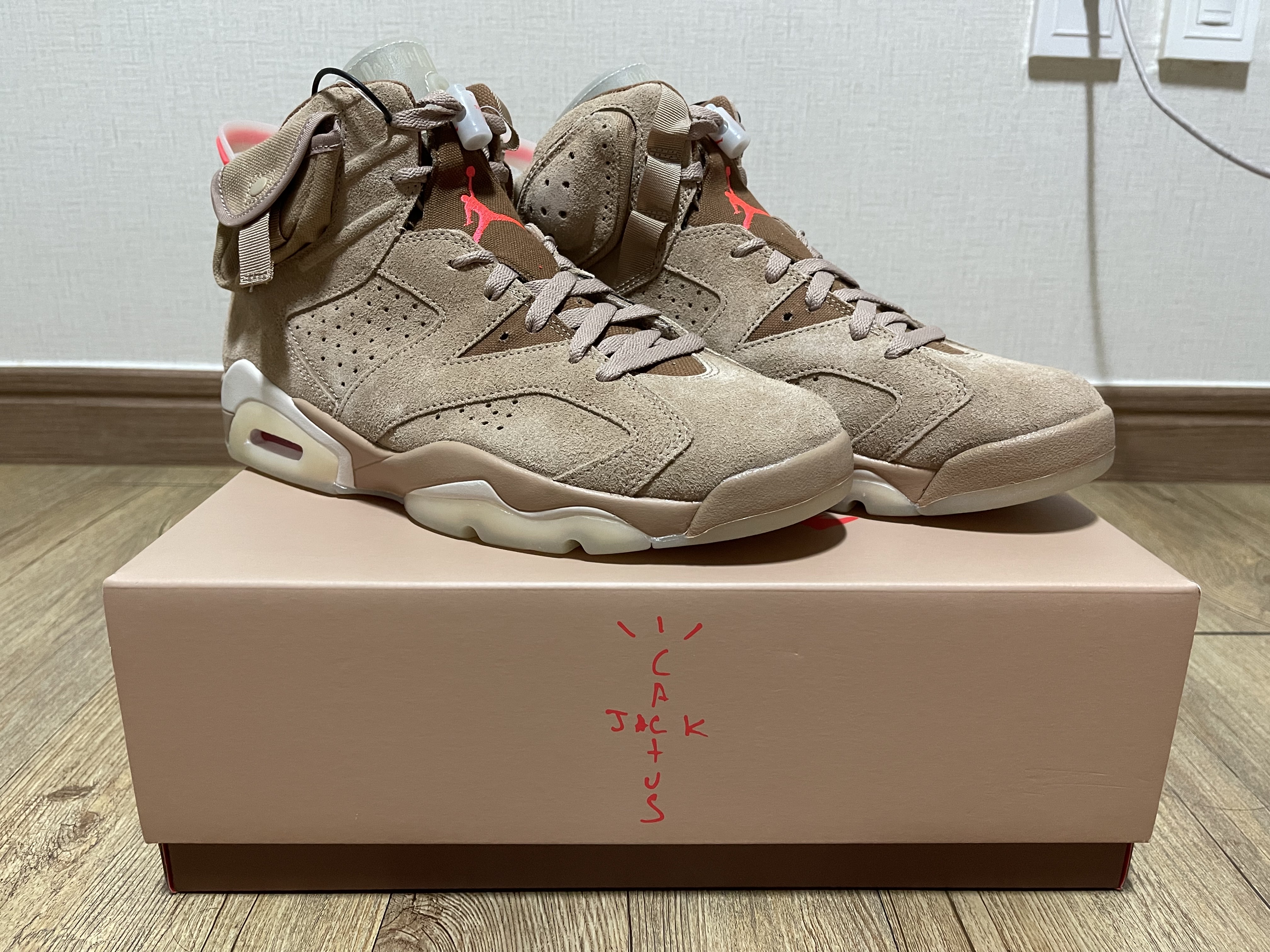 Jordan 6 x Travis Scott Retro SP British Khaki 착용 스타일