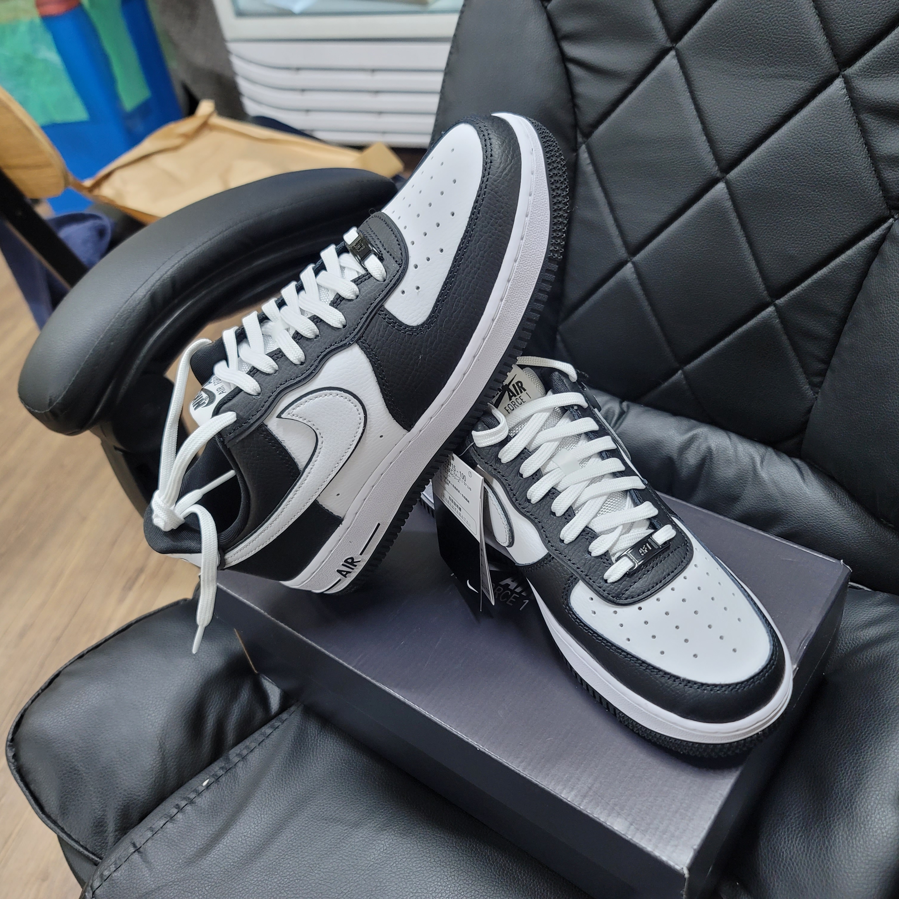 Nike Air Force 1 '07 LV8 White Black 착용 스타일 - 2