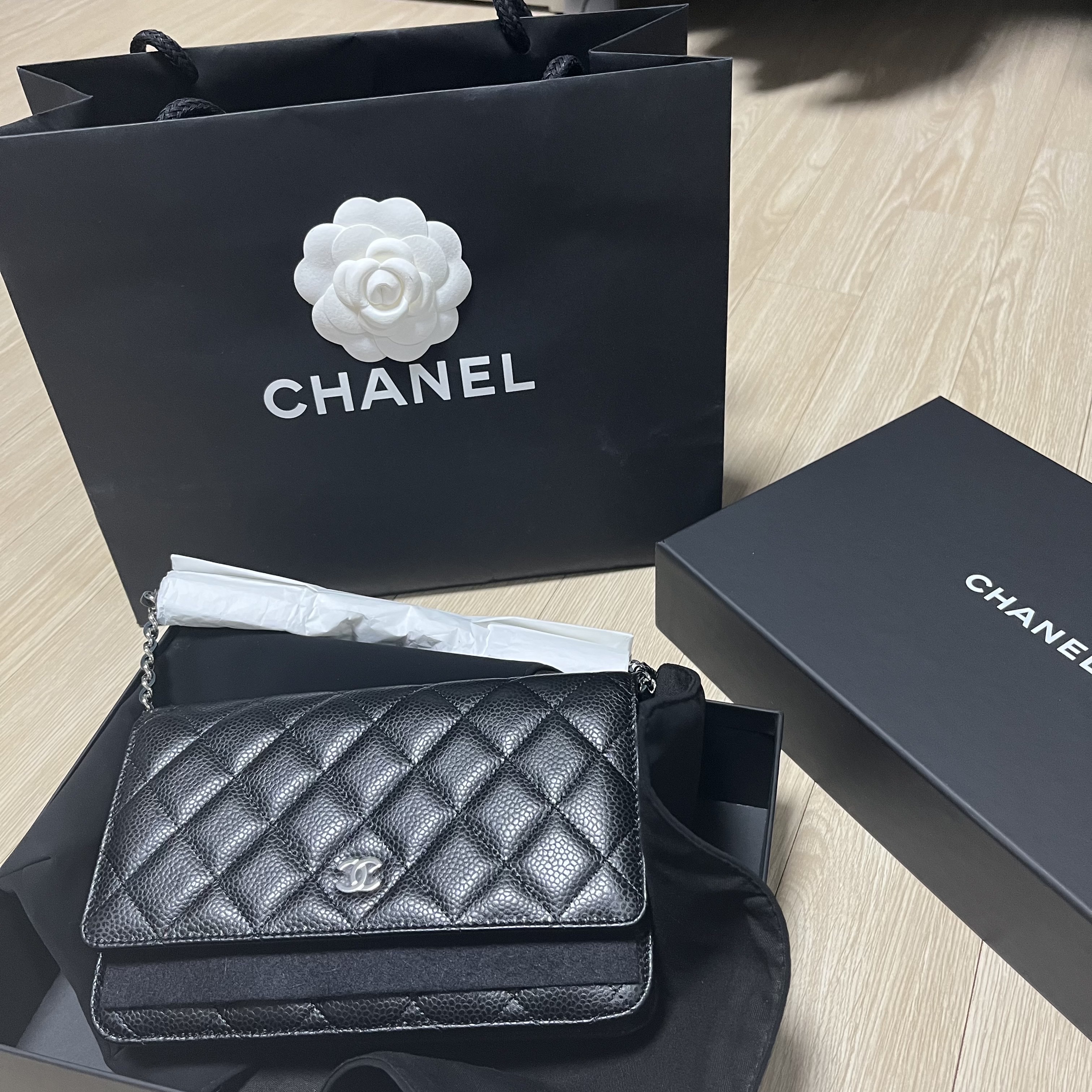 Chanel Classic Wallet On Chain Grained Calfskin & Silver Black 착용 스타일