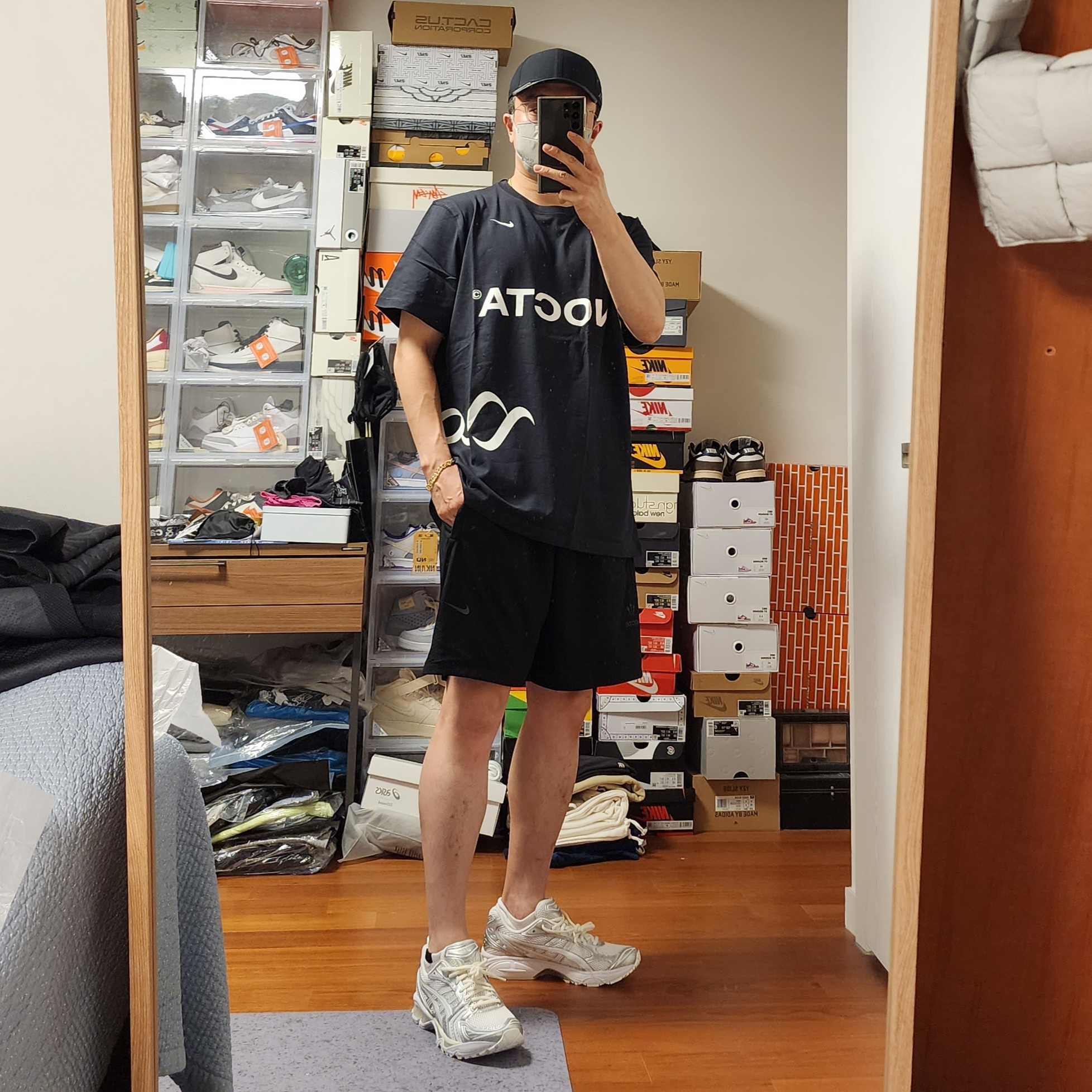 Nike x Drake Nocta NRG Legacy 91 Cap Black, Nike x Drake Nocta NRG Essential Short Sleeve Top Black - Asia 착용 스타일 - 1