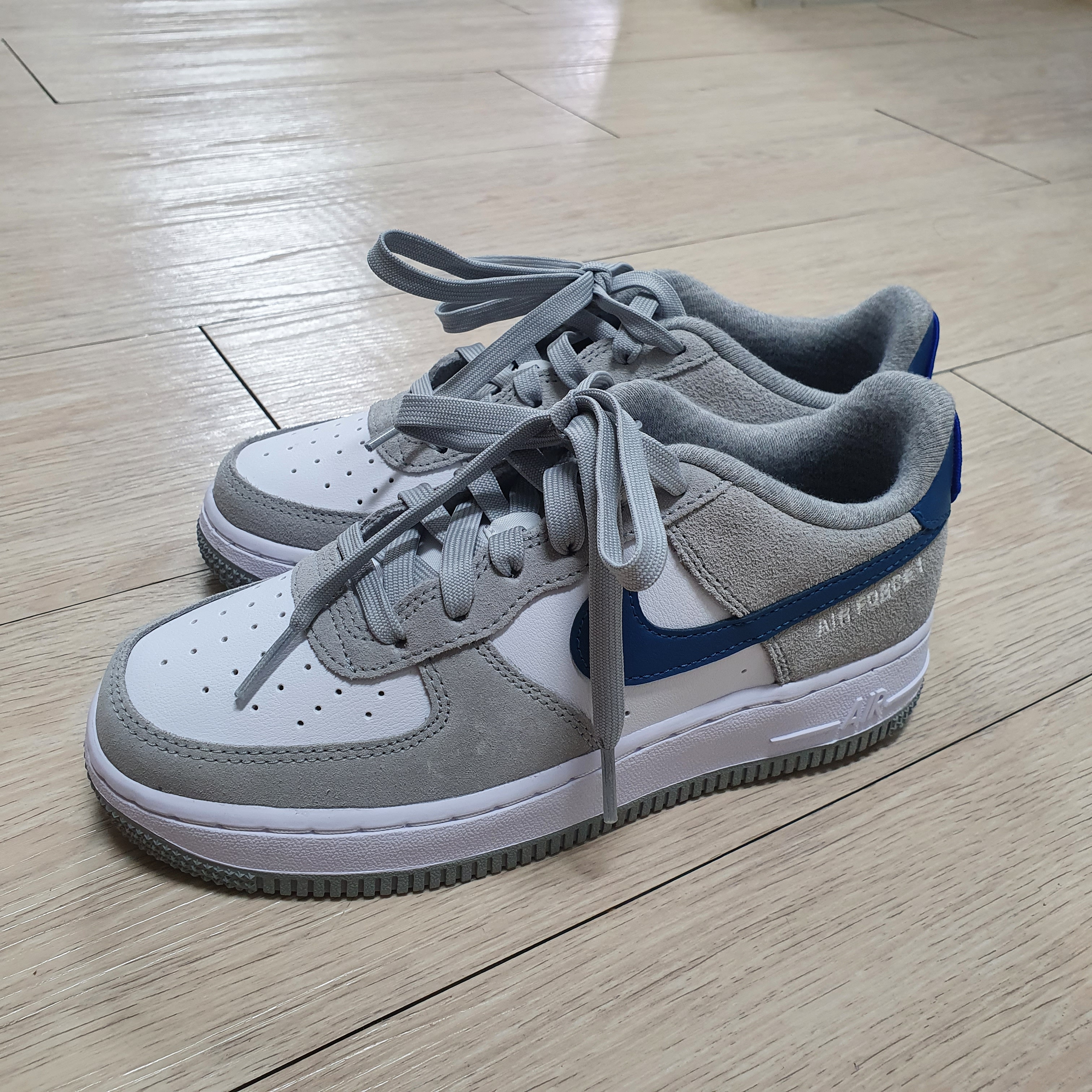 (GS) Nike Air Force 1 LV8 Athletic Club Light Smoke Grey Marina 착용 스타일