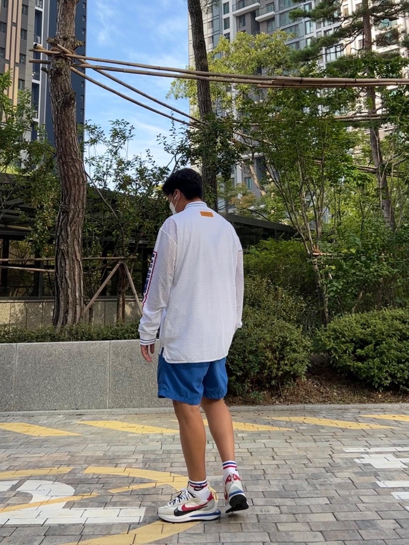 Nike x Sacai VaporWaffle Royal Fuchsia 착용 스타일 - 2