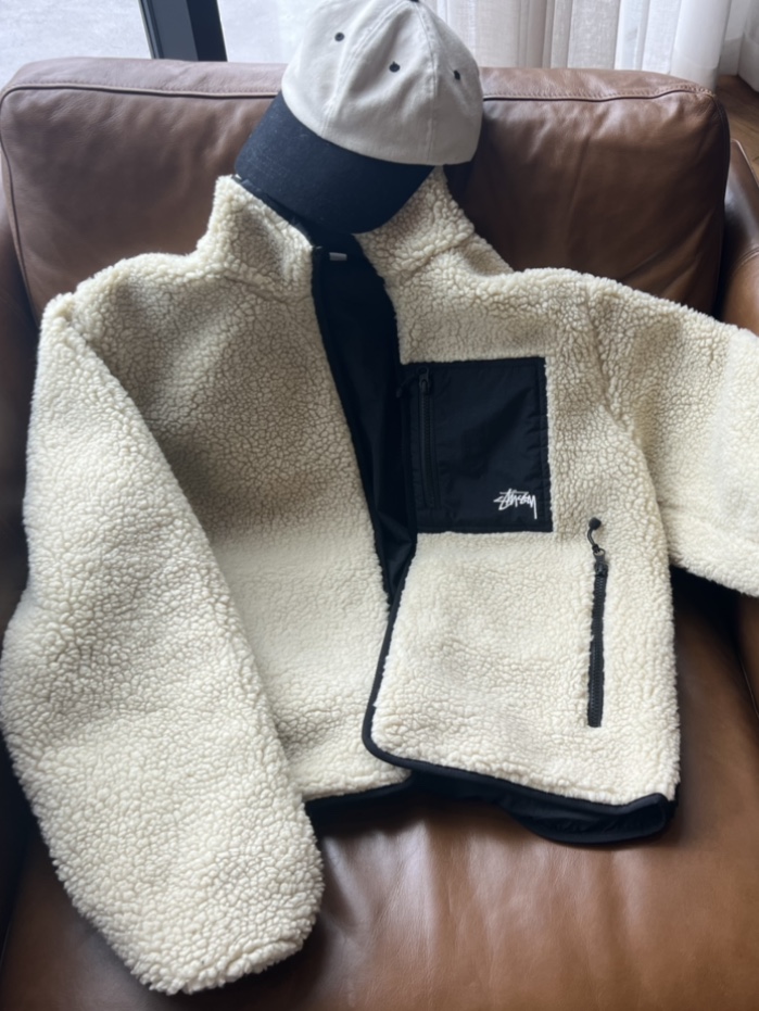 Stussy 8 Ball Sherpa Jacket Natural, Nike x Jacquemus Air Humara LX Ale Brown and Gold 착용 스타일 - 4