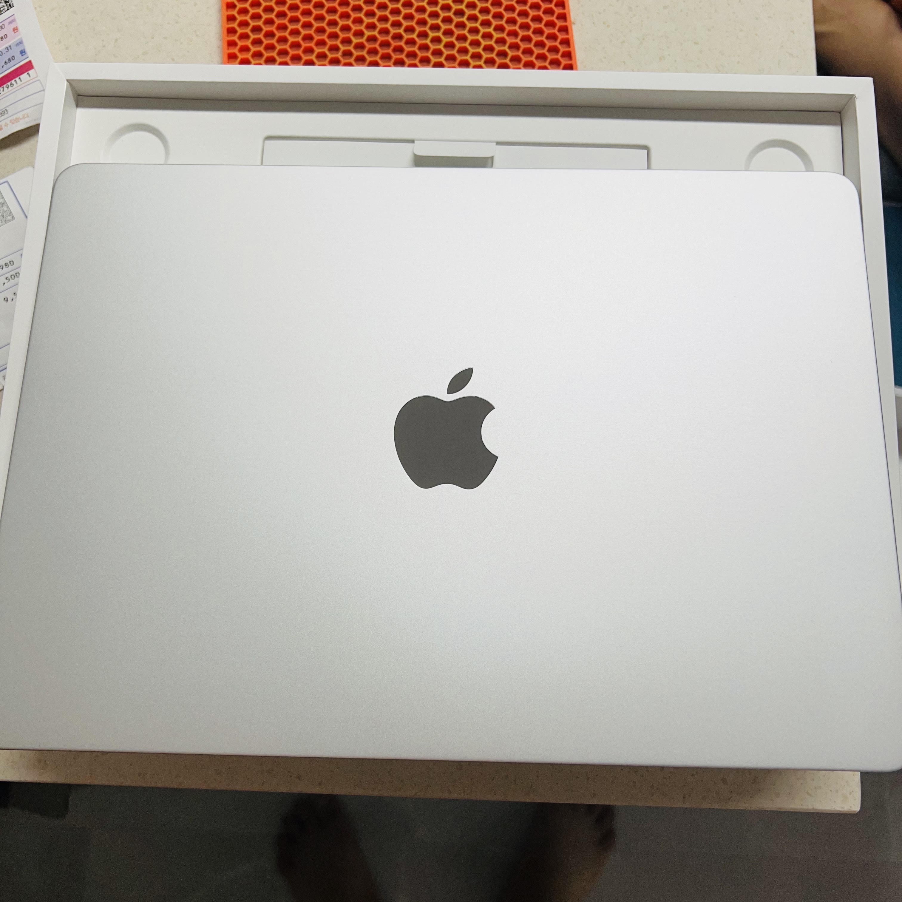 Apple 2022 MacBook Air 13 M2 256GB SSD / 8GB RAM Midnight (Korean Ver.) 착용 스타일