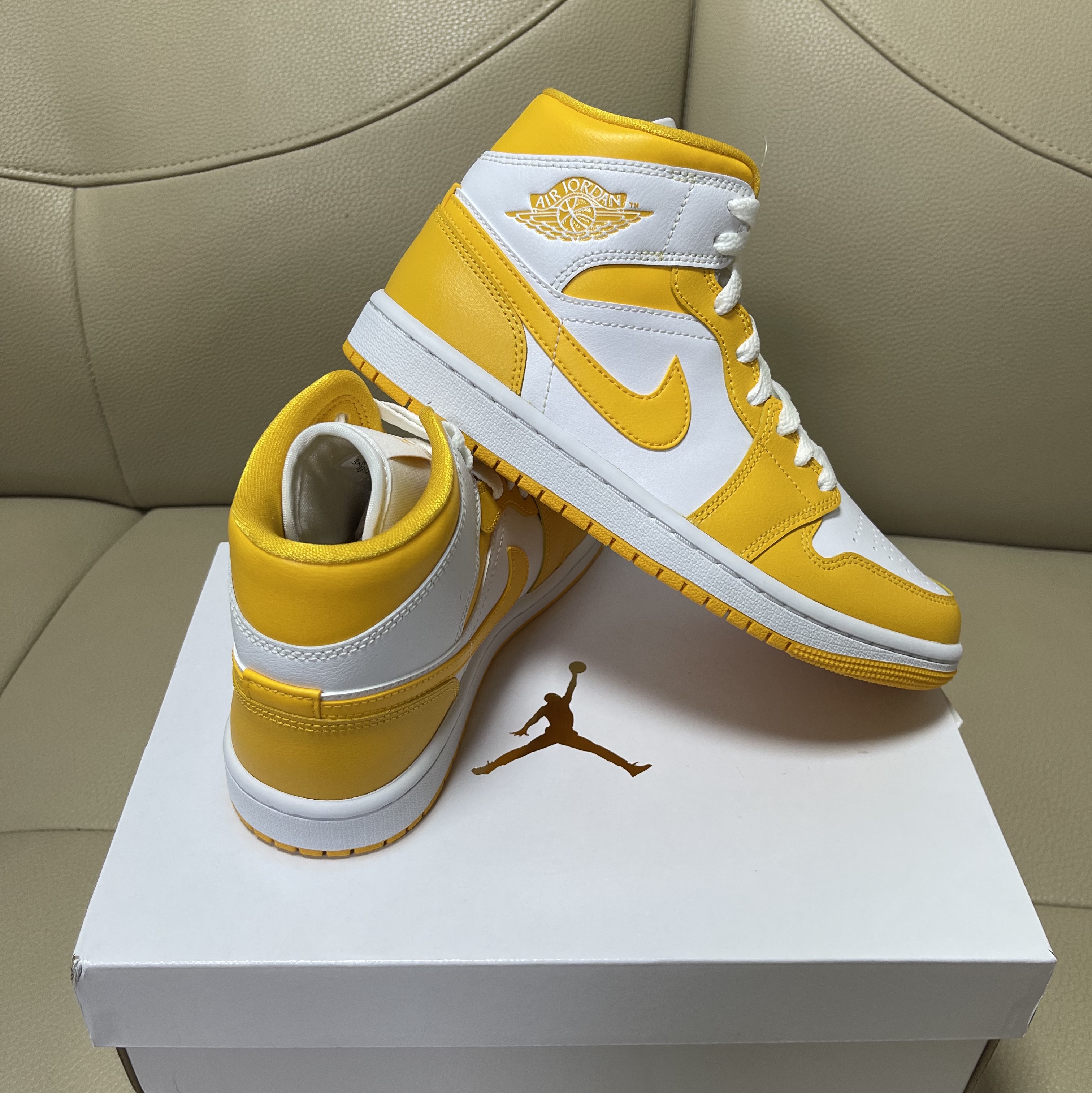(W) Jordan 1 Mid University Gold 착용 스타일 - 4