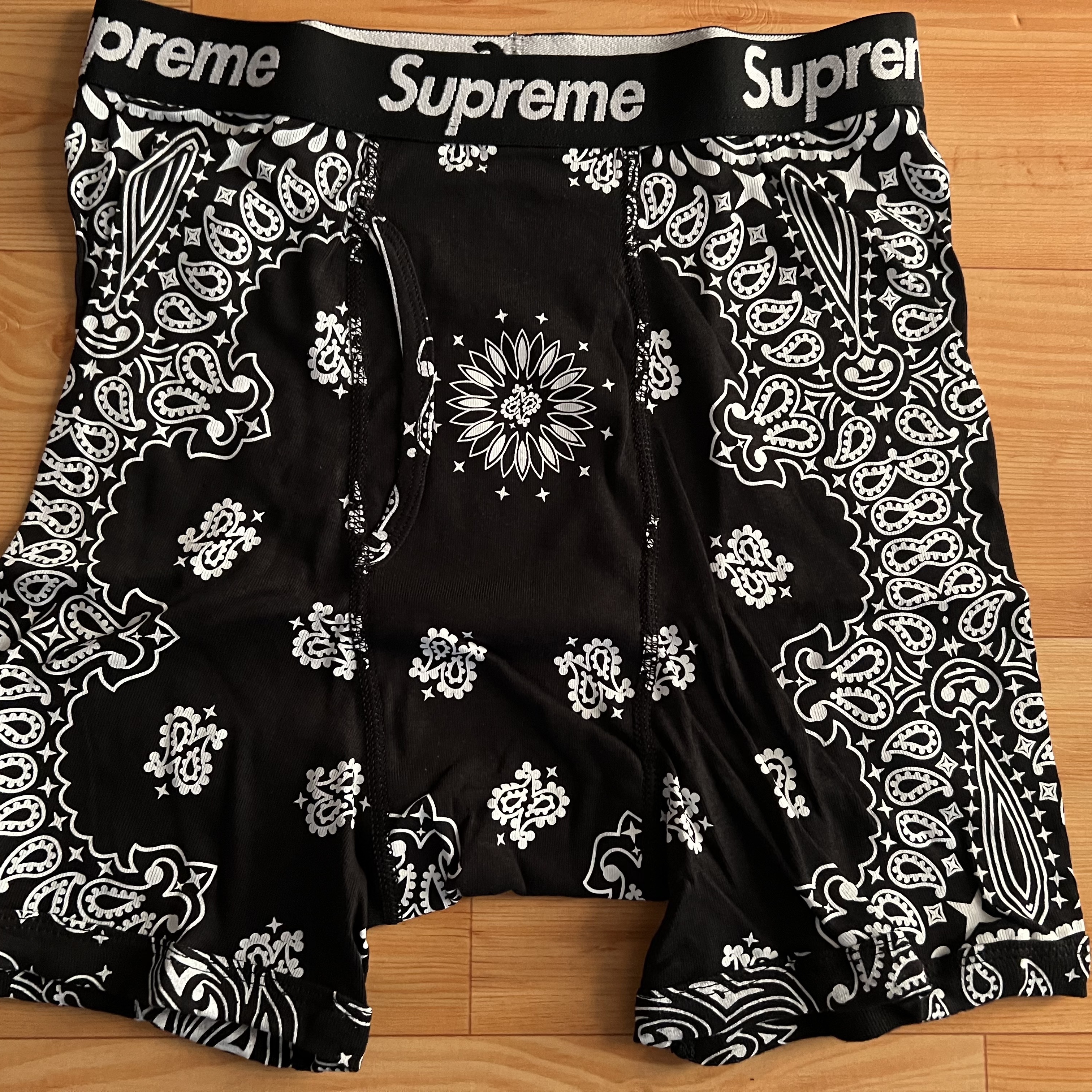 Supreme Hanes Bandana Boxer Briefs Black (2 Pack), Supreme Hanes Bandana Boxer Briefs White (2 Pack) 착용 스타일 - 2