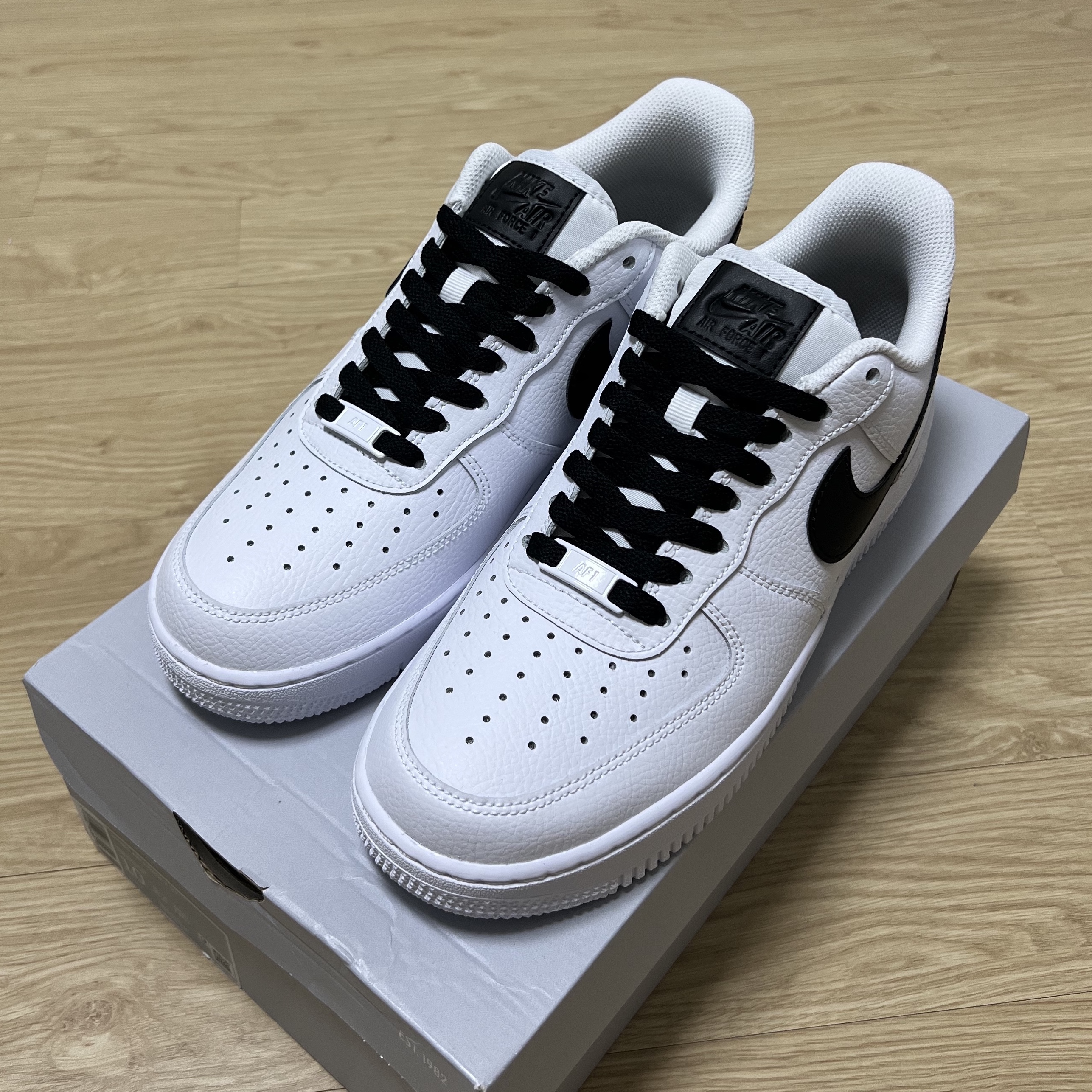 (W) Nike Air Force 1 '07 Low White Black 착용 스타일 - 3