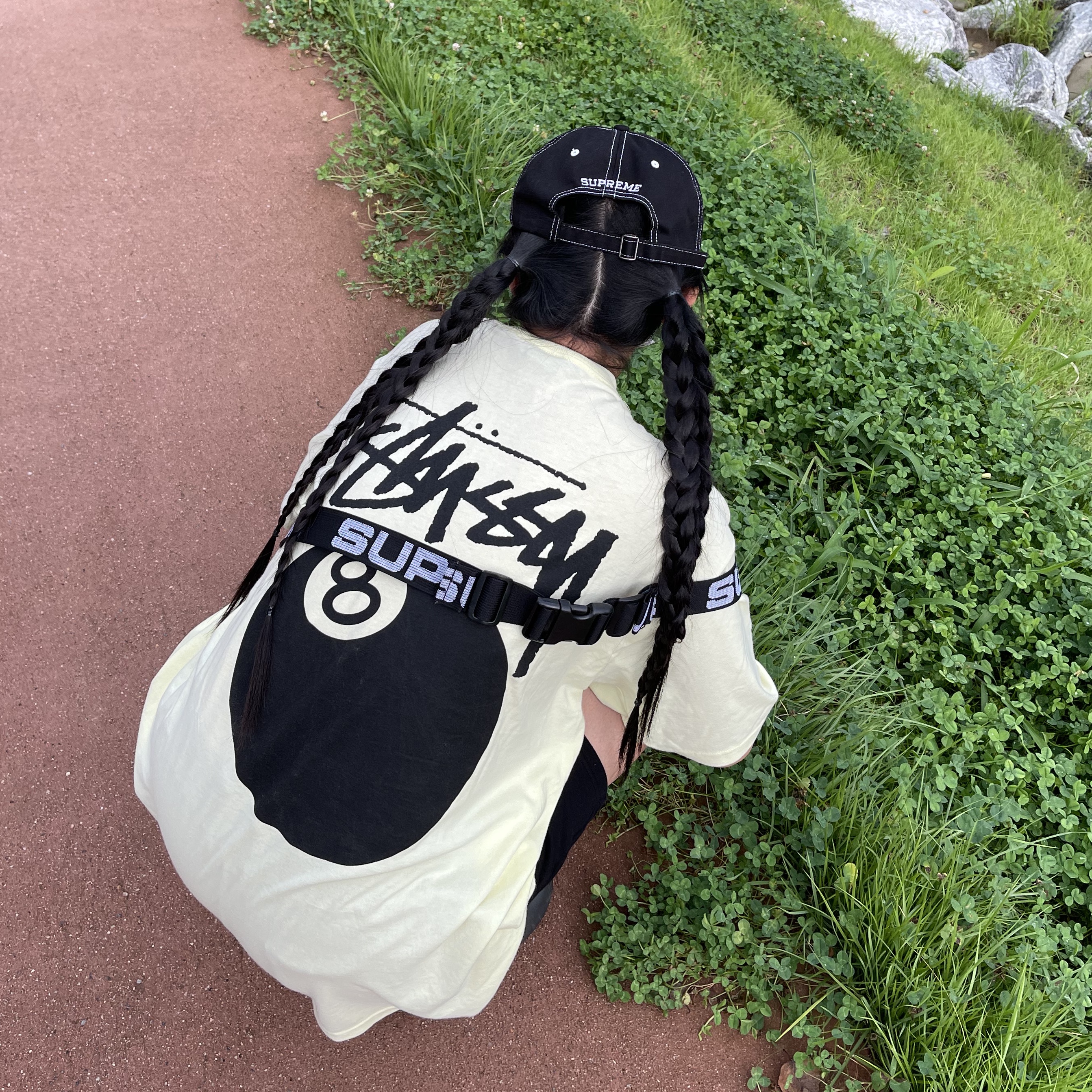 Stussy 8 Ball T-Shirt Pale Yellow - 21SS, Supreme Waist Bag Black - 18SS 착용 스타일