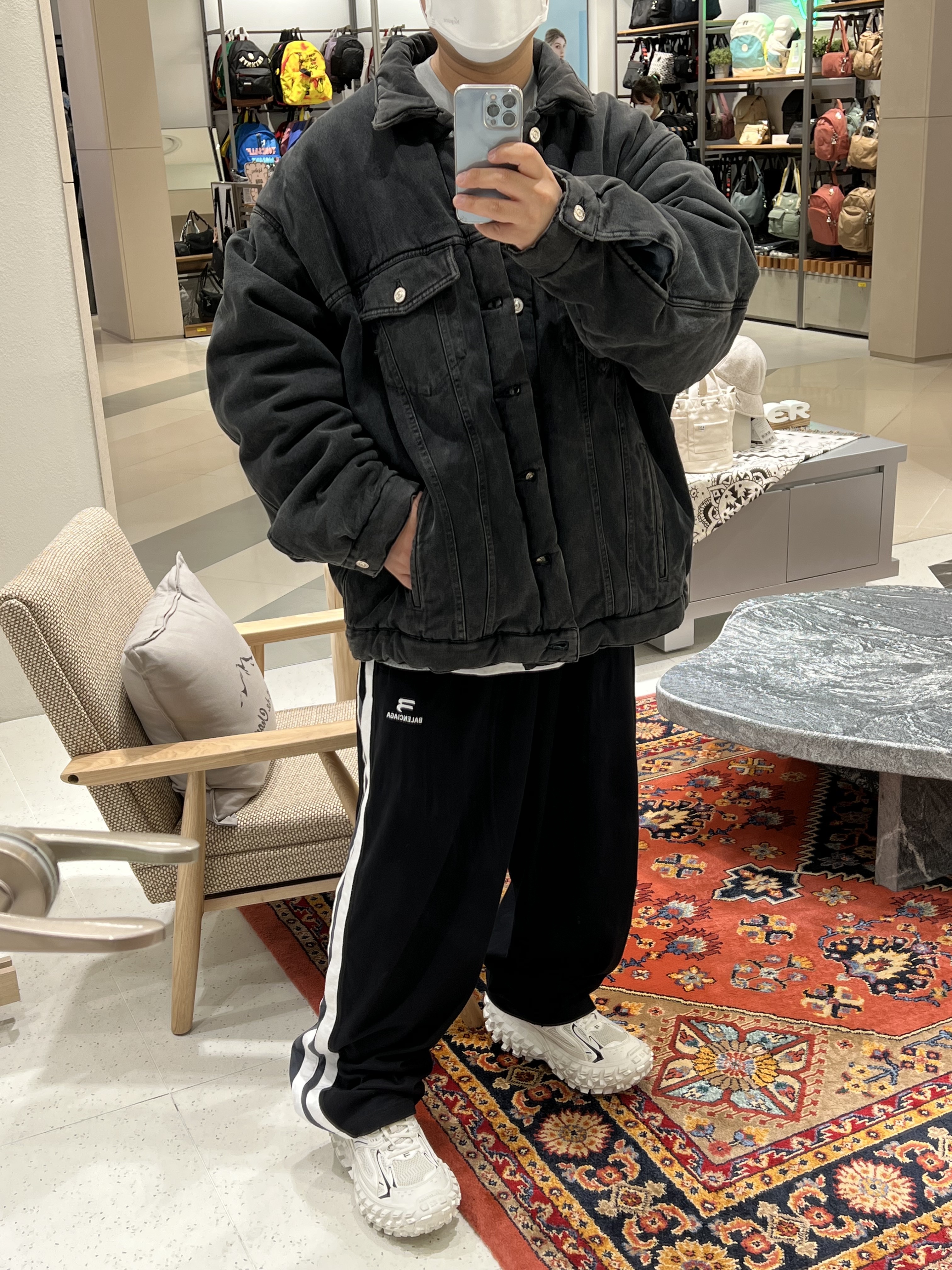 Balenciaga Padded Japanese Denim Jacket Black, Balenciaga Sporty B Track Pants Black 착용 스타일 - 2