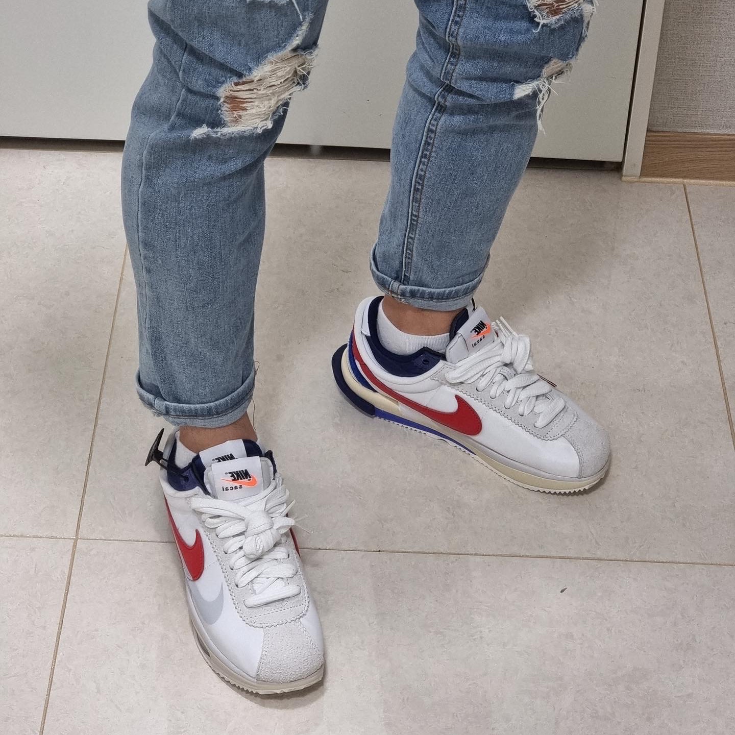 Nike x Sacai Zoom Cortez SP White and University Red 착용 스타일 - 2