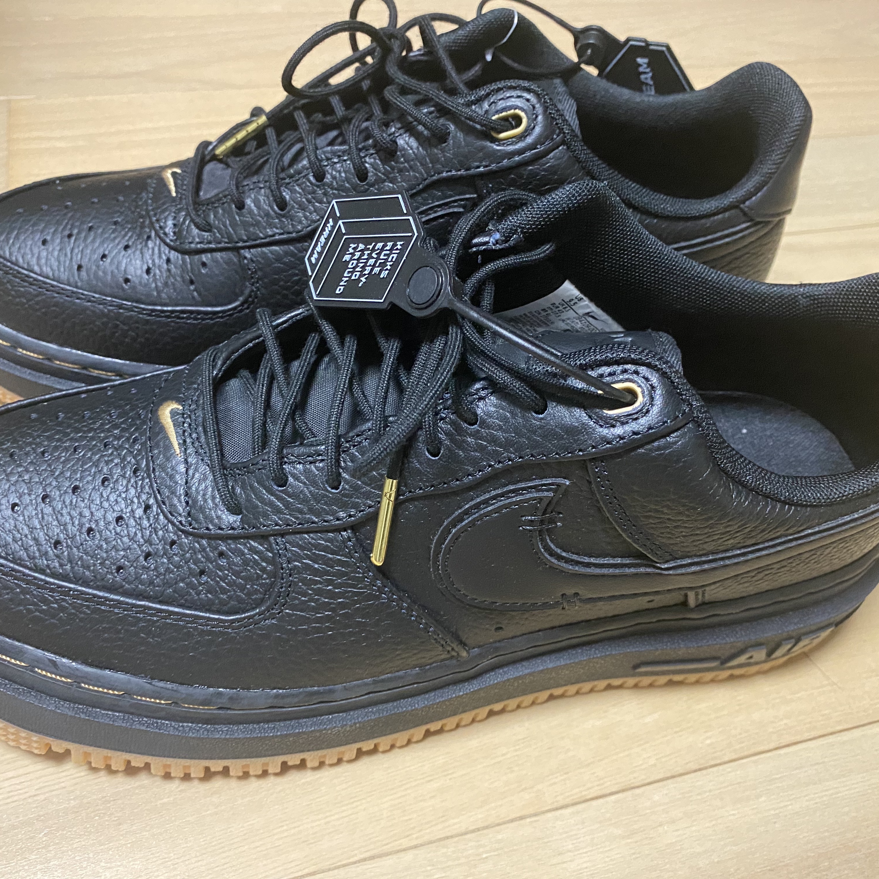 Nike Air Force 1 Luxe Black 착용 스타일 - 4