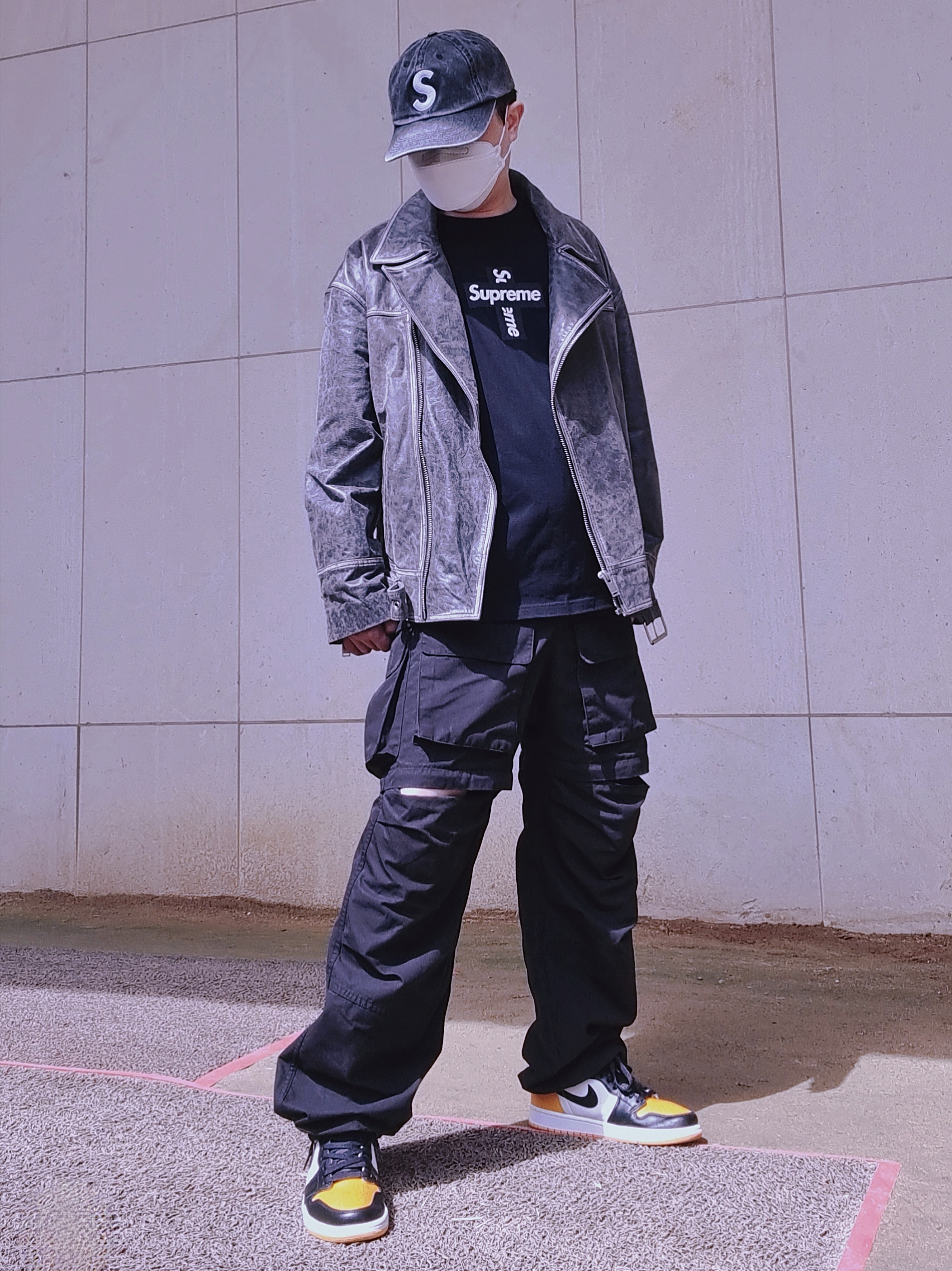 Jordan 1 Retro High OG Taxi, Supreme Cross Box Logo T-Shirt Black - 20FW 착용 스타일