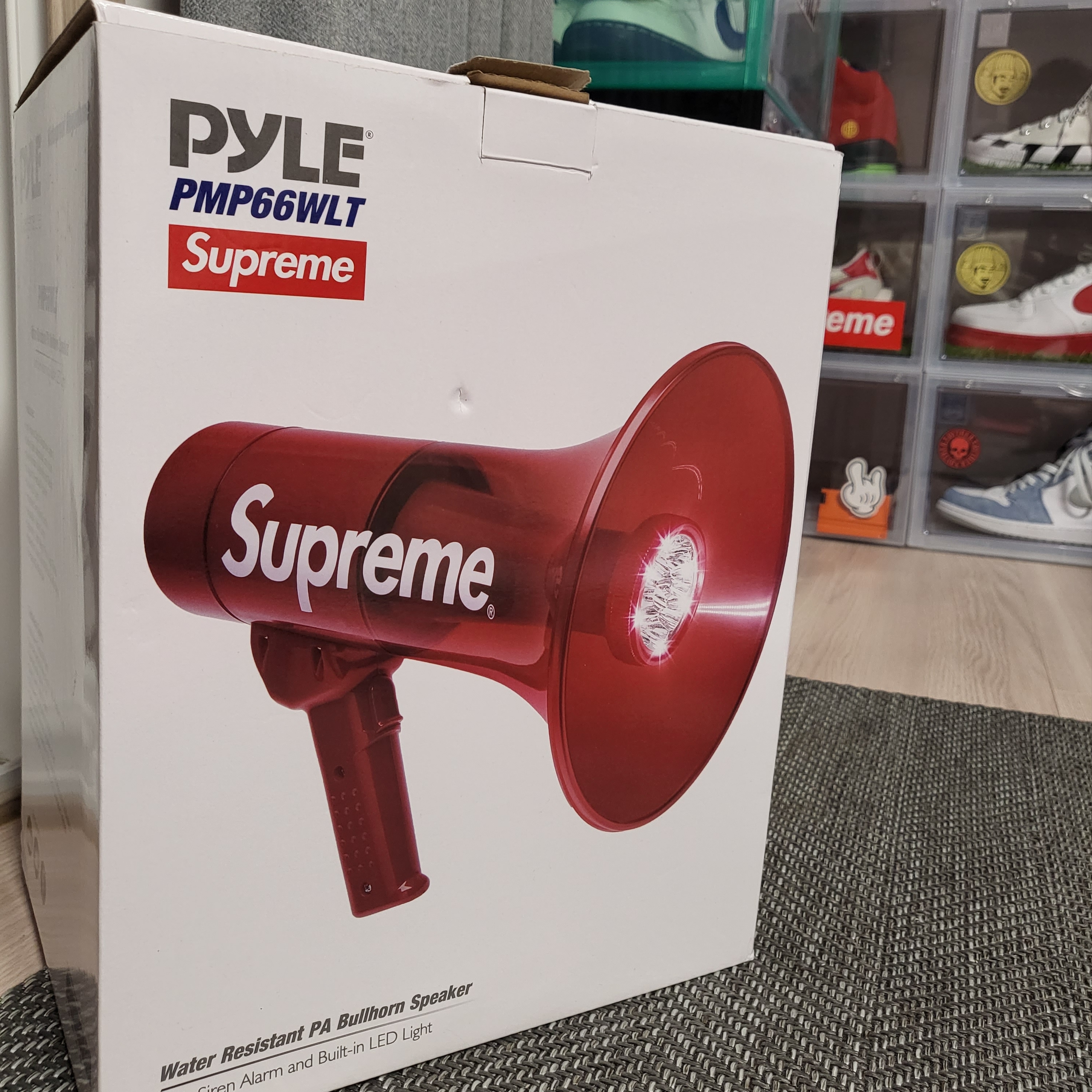 Supreme Pyle Waterproof Megaphone Red - 21FW, Jordan 1 Retro High OG Hyper Royal 착용 스타일