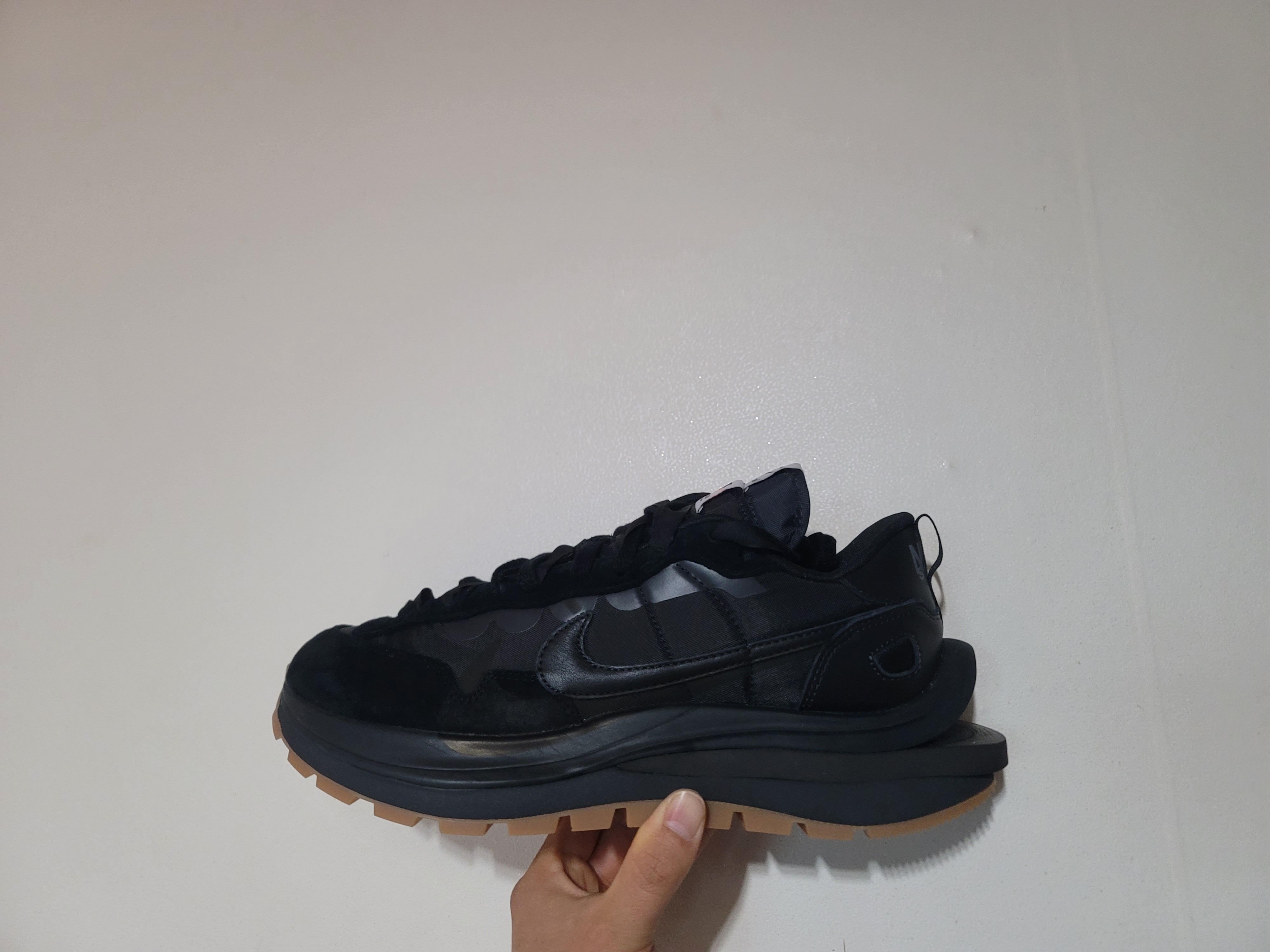 Nike x Sacai VaporWaffle Black and Gum 착용 스타일
