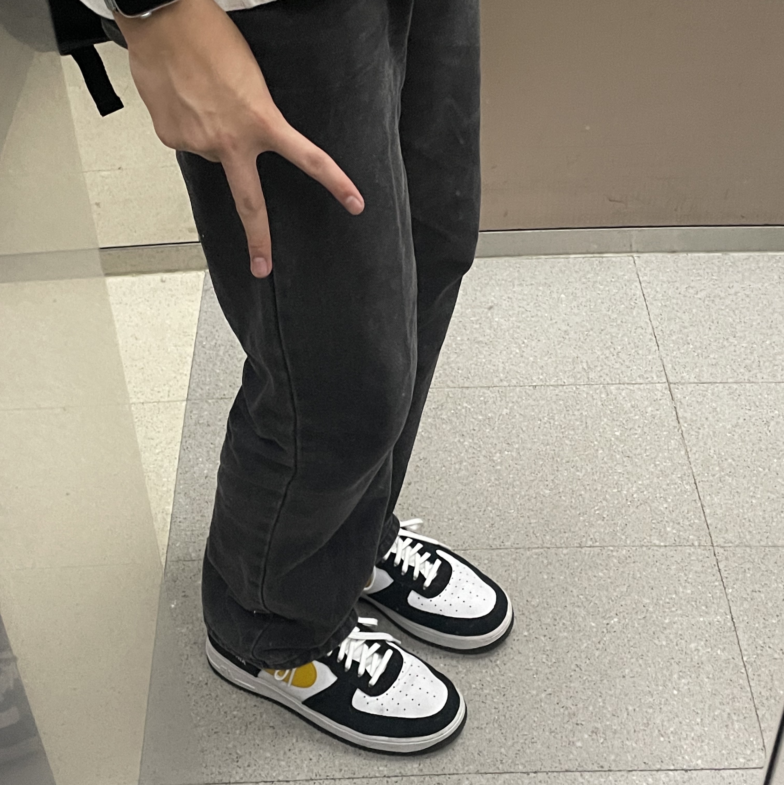 Nike Air Force 1 '07 LV8 Athletic Club Black Dark Sulfur 착용 스타일 - 2