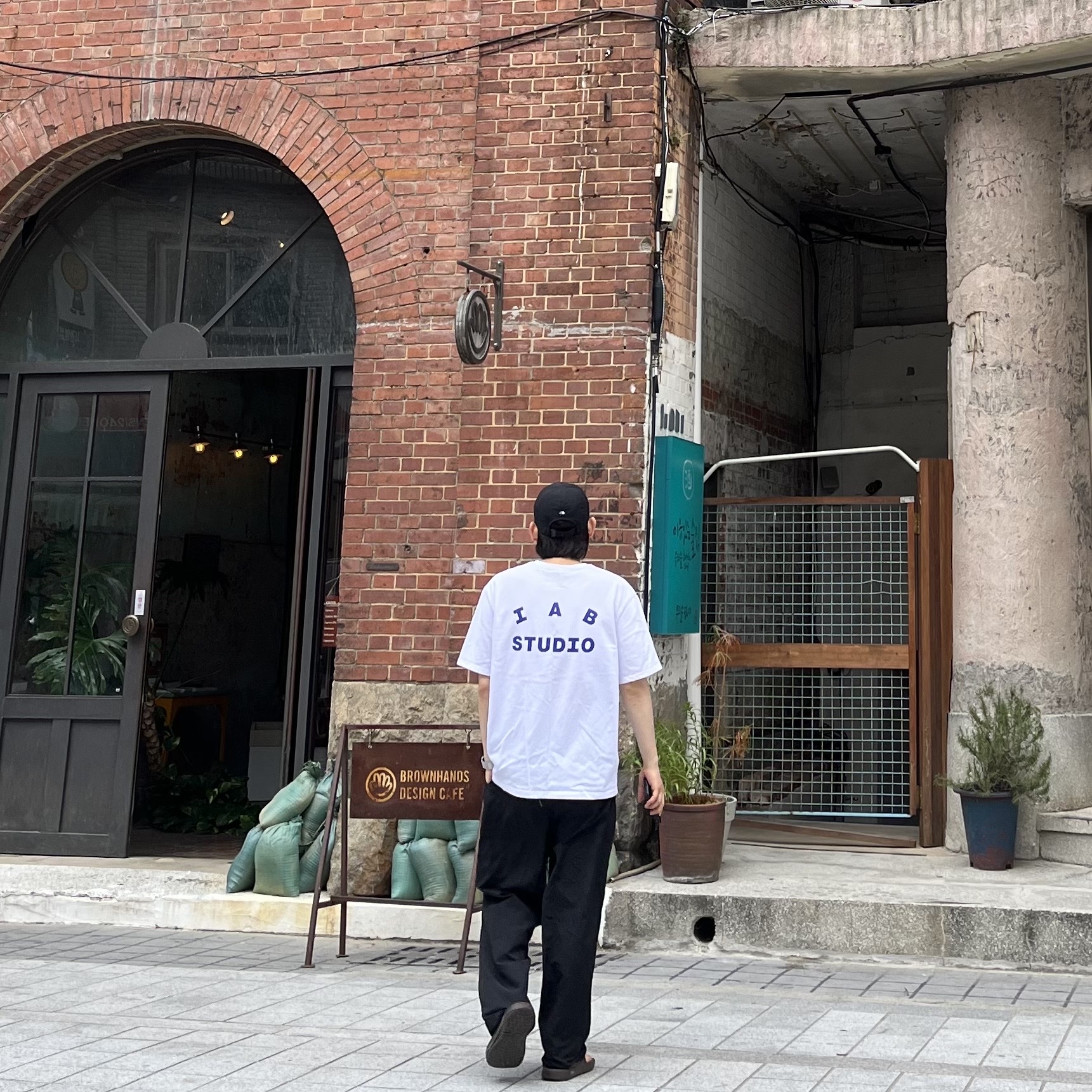 IAB Studio T-Shirt White Navy - 22FW 착용 스타일