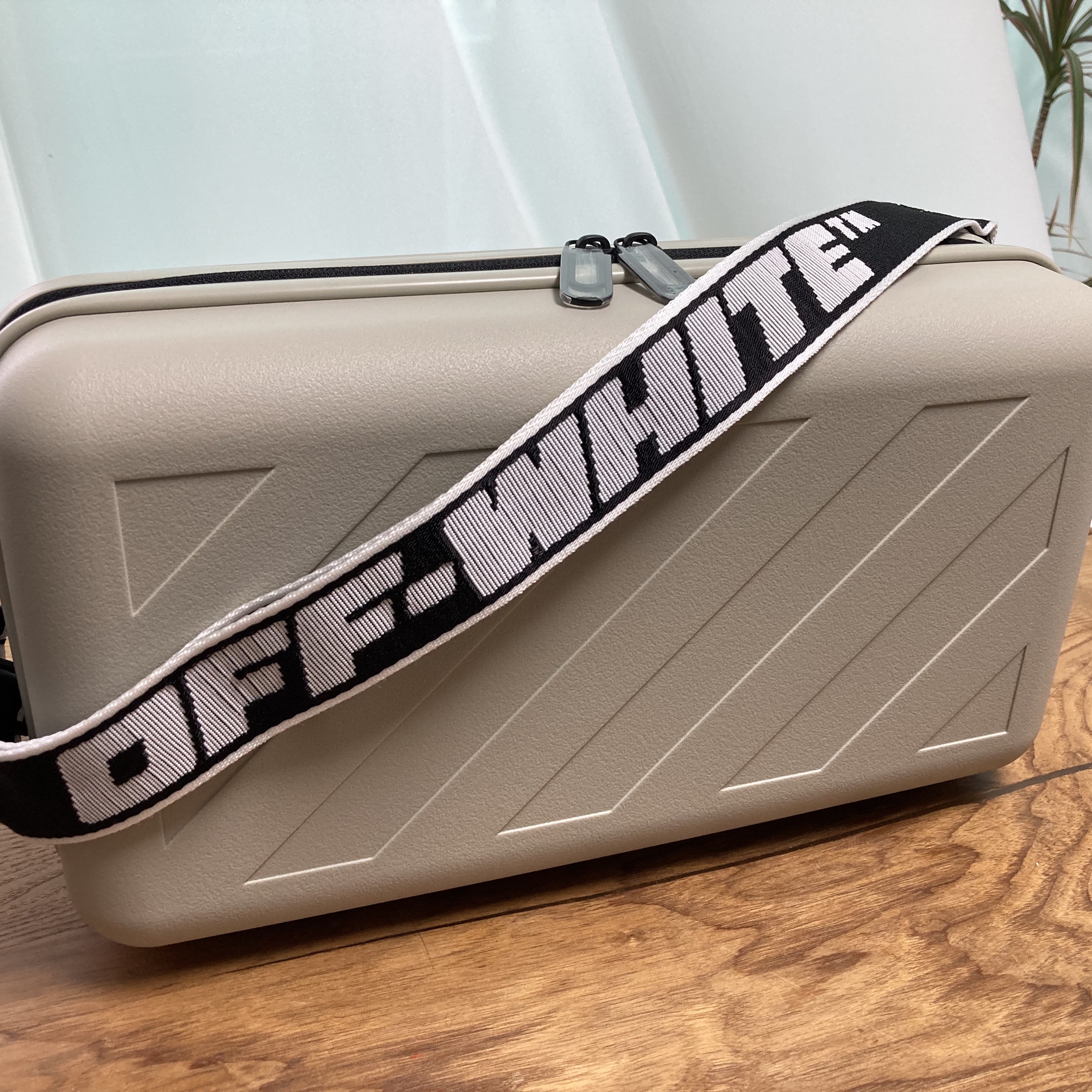 Off-White x Amore Pacific Protection Box (Without Cosmetics) 착용 스타일
