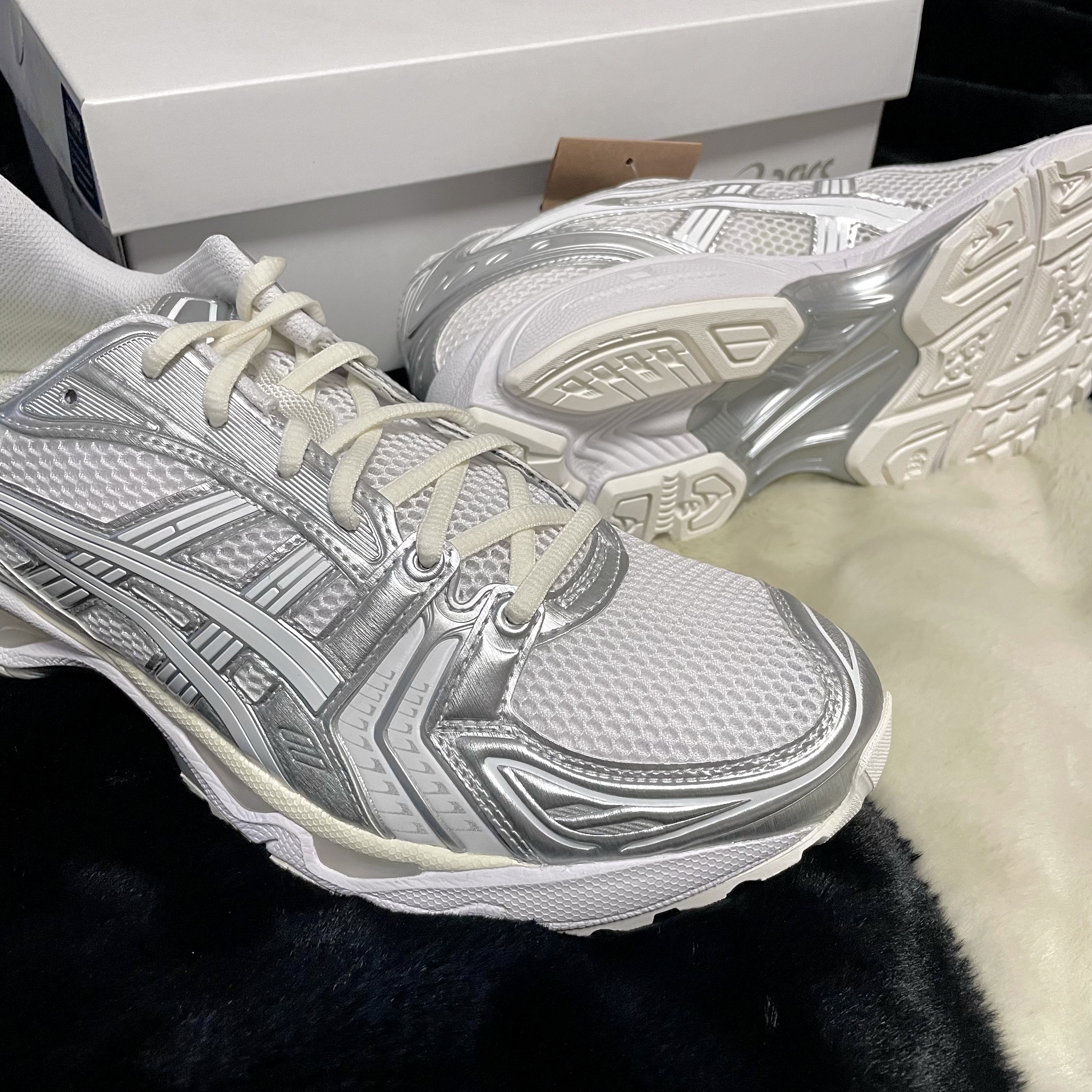 Asics x JJJJound Gel-Kayano 14 Silver White 착용 스타일