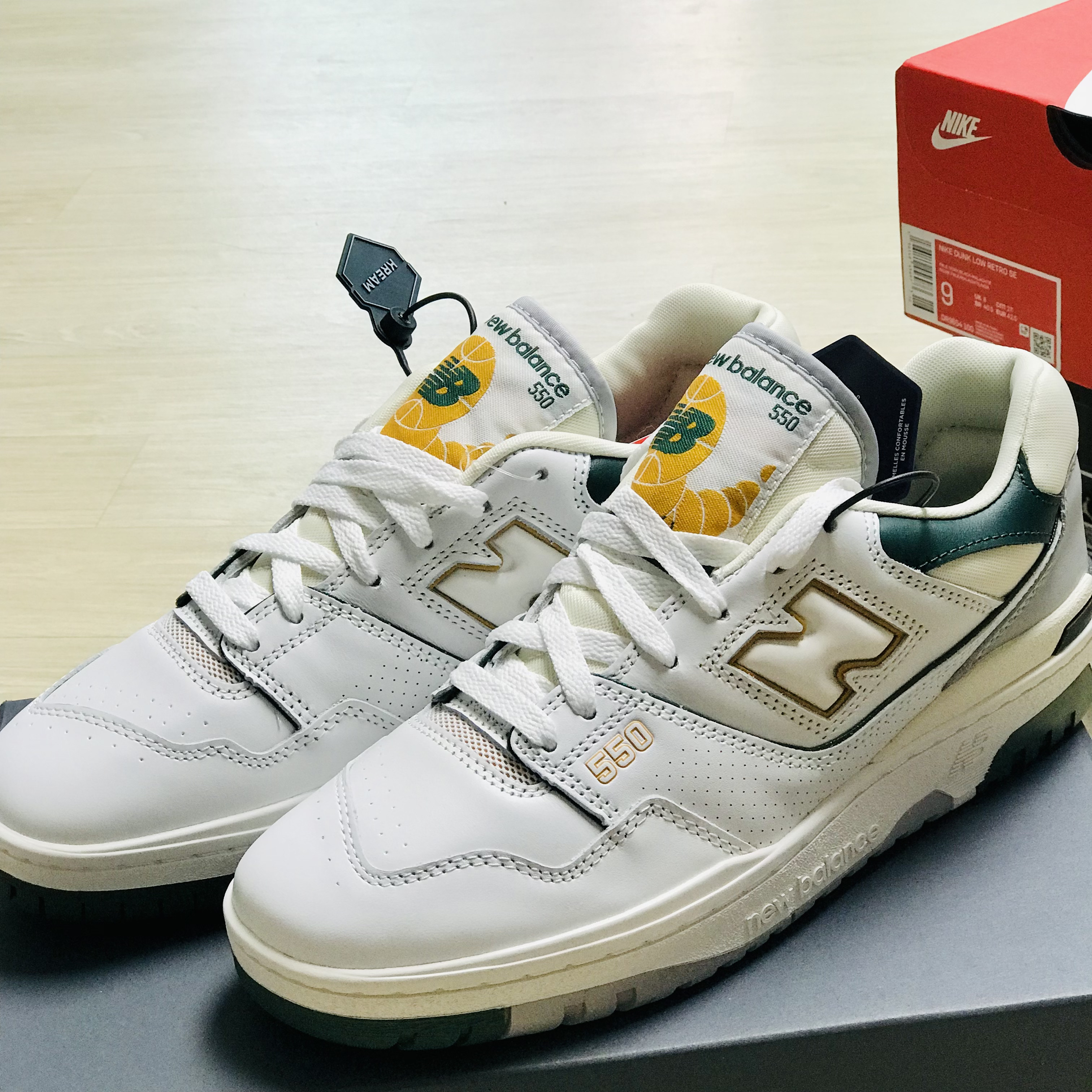 New Balance 550 White Nightwatch Green - 2E Wide 착용 스타일