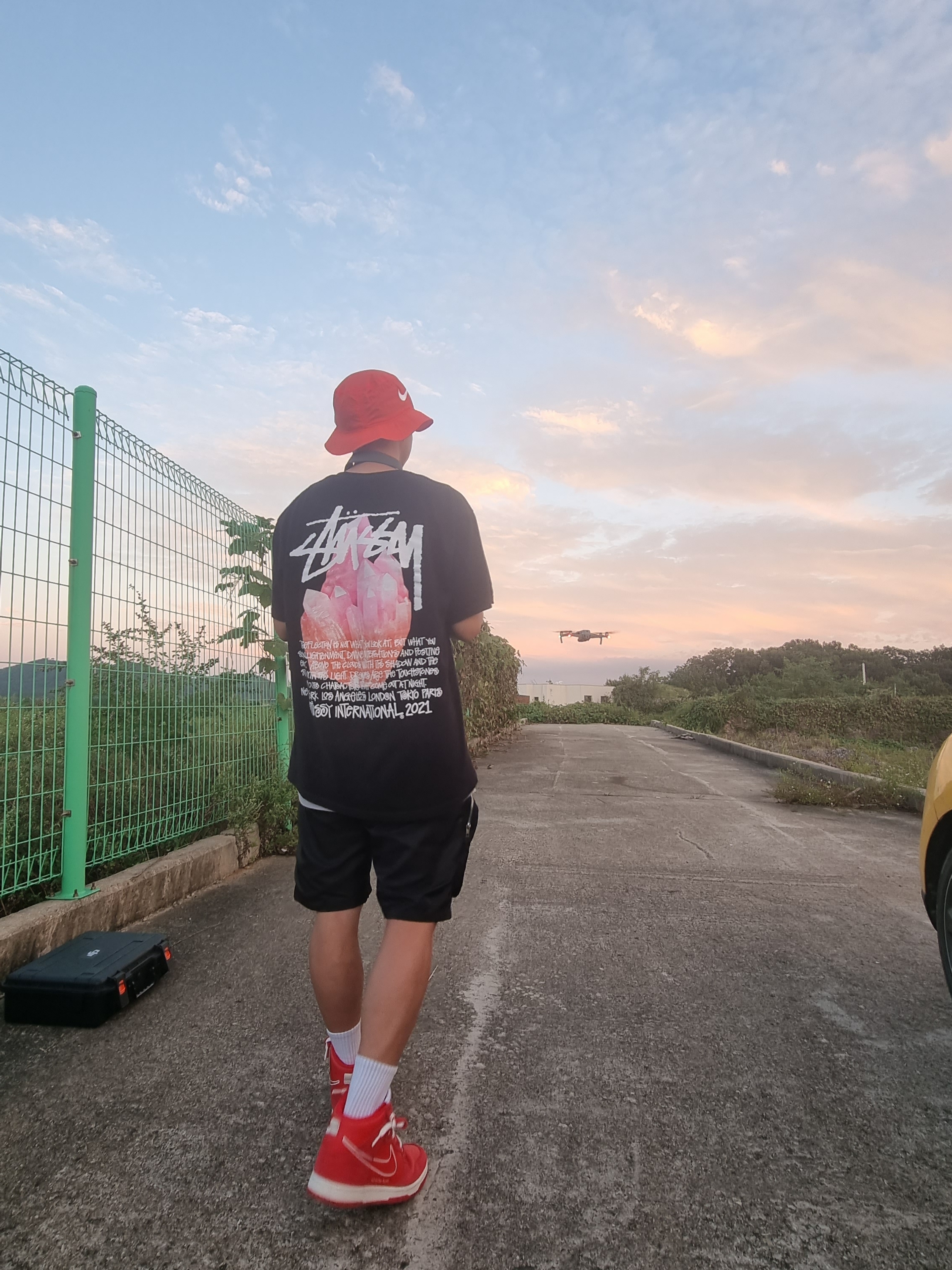 Nike x Stussy Bucket Hat Habanero Red, Stussy Reflection T-Shirt Black 착용 스타일 - 1