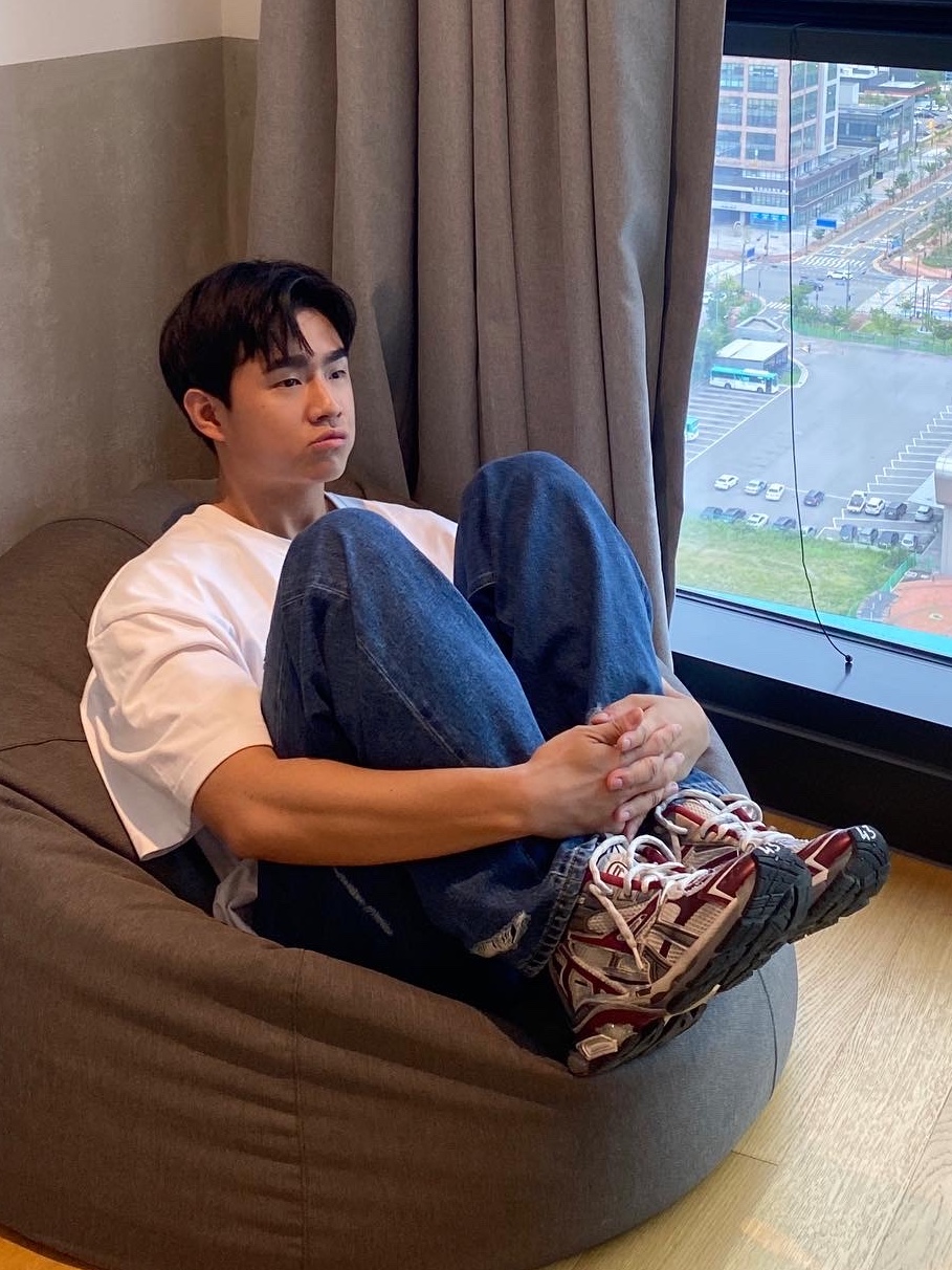 Balenciaga Runner Sneakers Grey Burgundy 착용 스타일 - 3