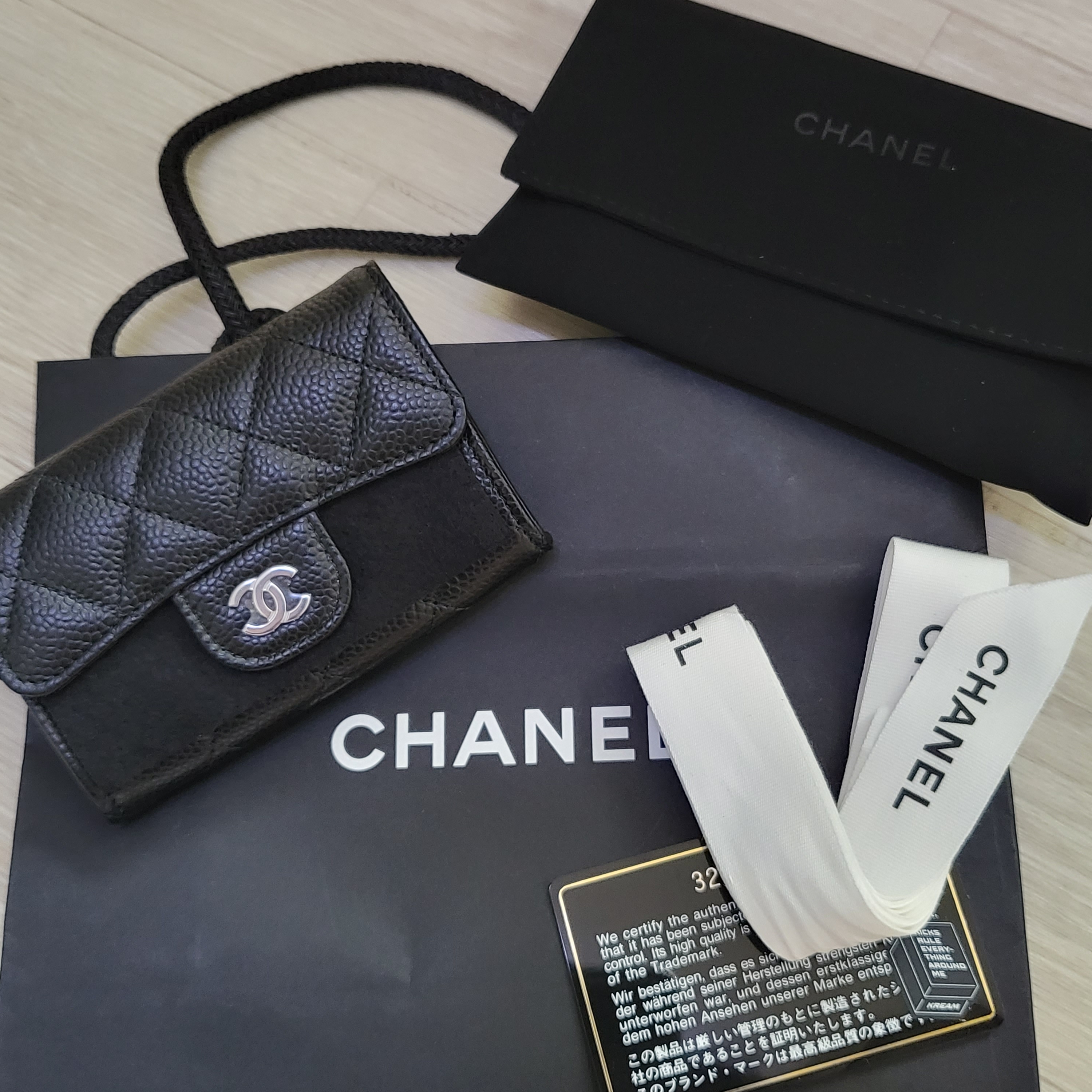 Chanel Classic Card Holder Grained Calfskin & Silver Black 착용 스타일