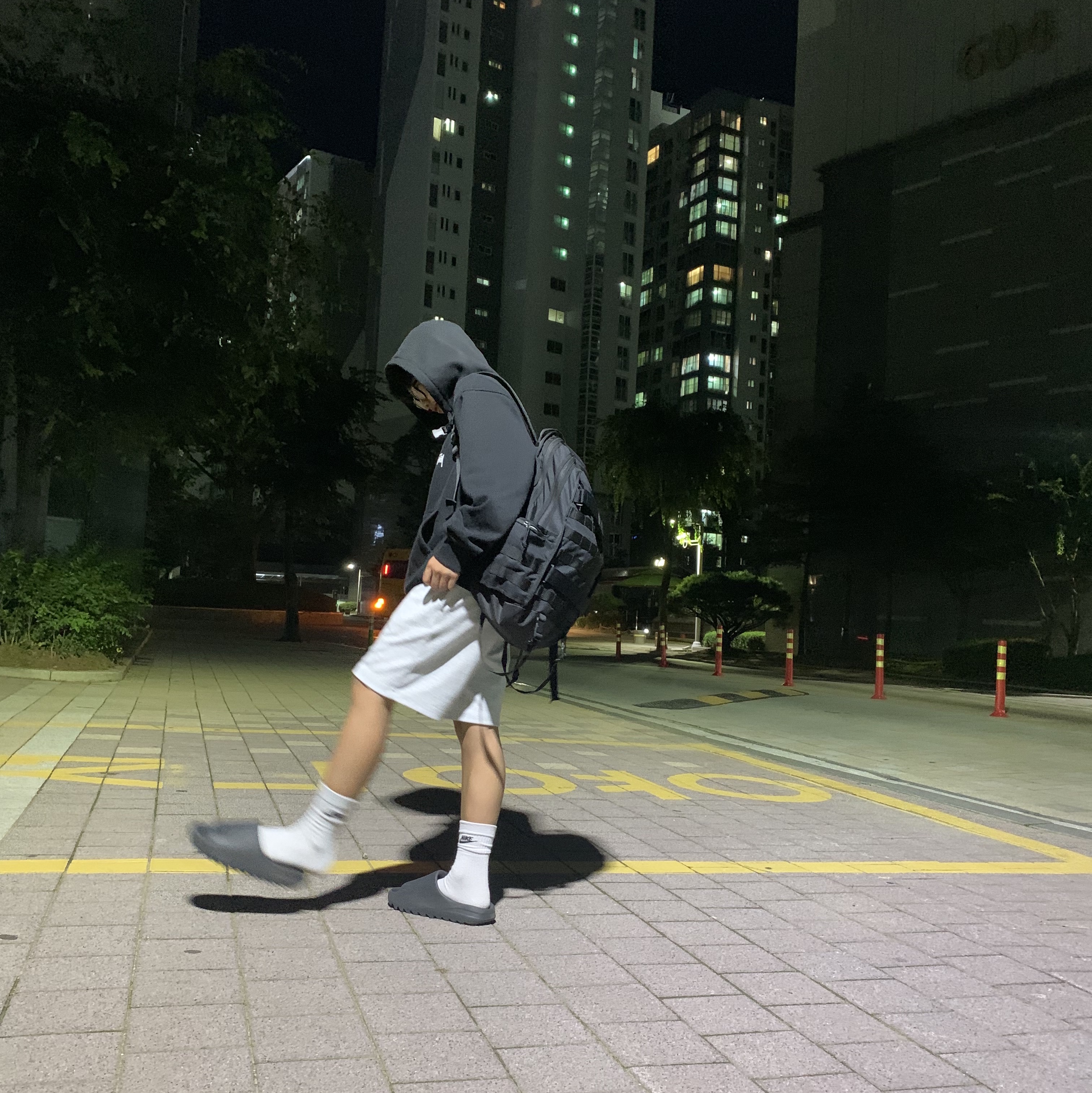 Darkr8m Studio White Logo Cap, Jordan 1 Retro High OG Bred Banned 2016 착용 스타일 - 3