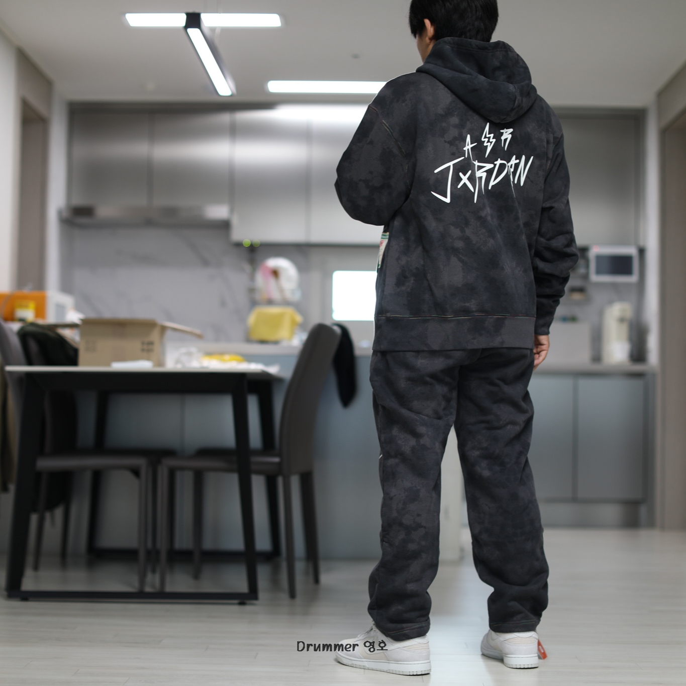 Jordan x J Balvin Hoodie Black - Asia 착용 스타일 - 2