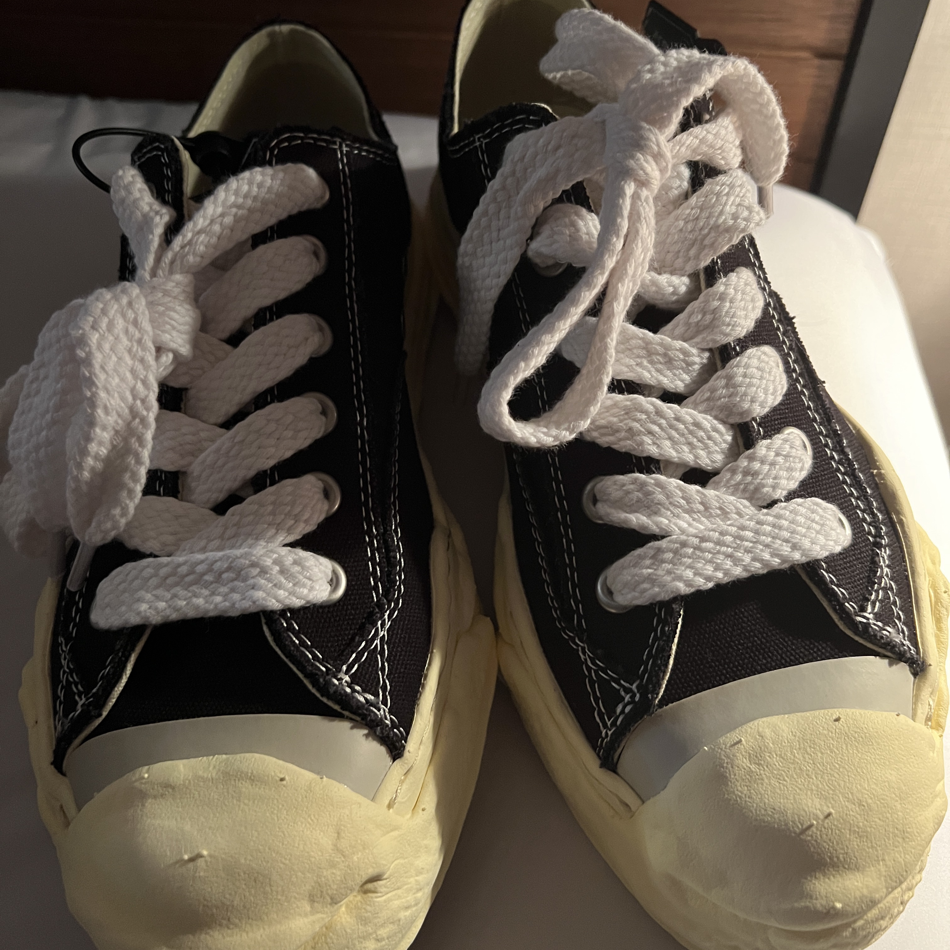 Maison Mihara Yasuhiro Hank VL OG Sole Canvas Low-top Sneakers Black 착용 스타일 - 2
