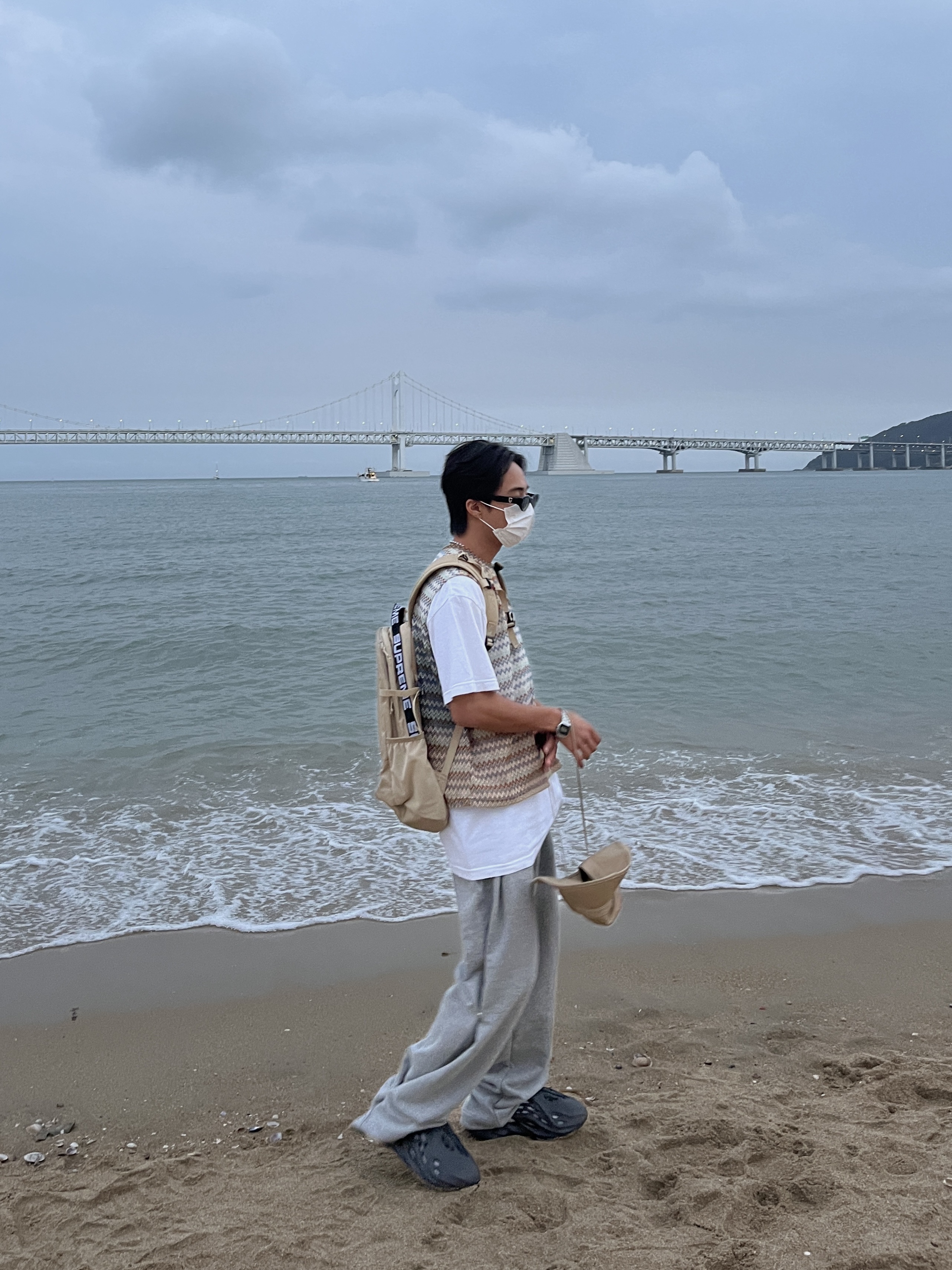 Adidas Yeezy Foam RNNR Onyx, Supreme Backpack Tan - 18SS 착용 스타일 - 2